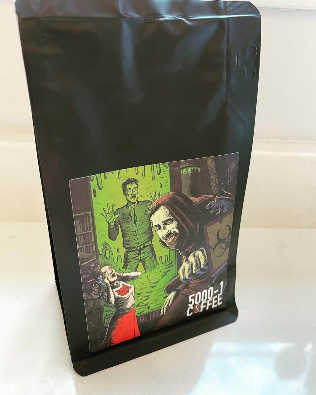 クリスティアン・フックスさんのインスタグラム写真 - (クリスティアン・フックスInstagram)「The smell is amazing, the taste even better. Get your limited Dark Series by @5000_1coffee. 50p of each sold pack go to @foxsportsfound to provide children with educational and recreational training and programming.   Thank you for your support and enjoy your coffee 😋☕️」10月13日 19時08分 - fuchs_official