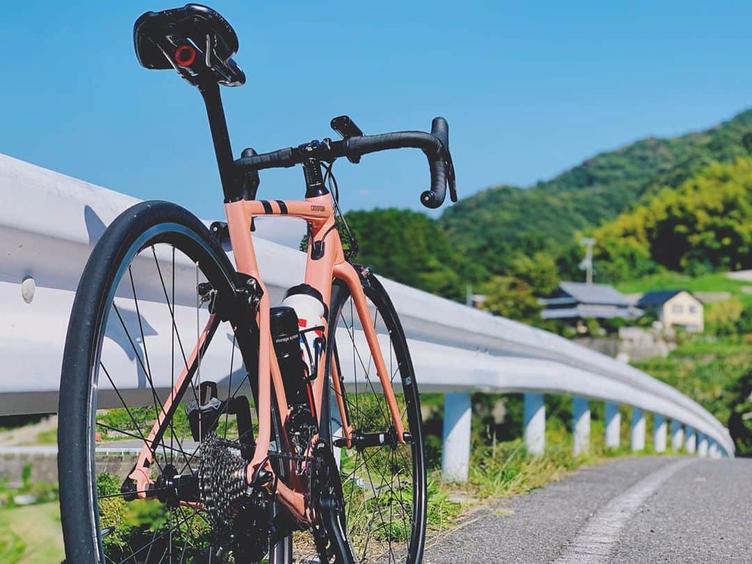 mana___chinのインスタグラム：「🌾五斗長垣内遺跡🌾  天気の良い日は山里が気持ちいい🚴‍♀️  #ロードバイク #チャリダー #ヒルクライム #サイクリング #アワイチ #淡路島 #五斗長垣内遺跡  #キャノンデール #caad13 #cannondale #ridecannondale #roadbike #roadbikelife #roadbike_jp #ロードバイクjp #igcjp #坂バカ #ロングライド #ロードバイクのある風景」