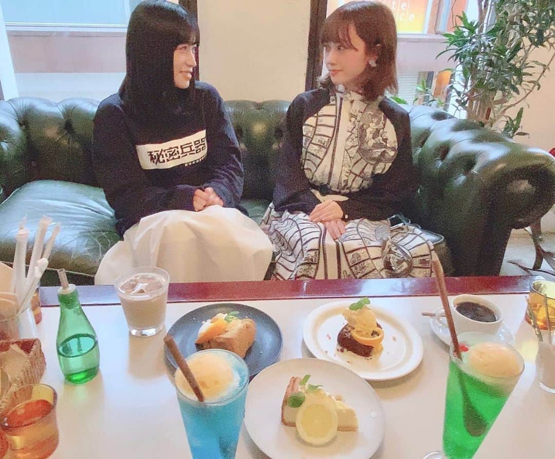 仙石みなみさんのインスタグラム写真 - (仙石みなみInstagram)「. 公演合間にみんなでカフェ♡ 笑ってなかなか見つめ合えなかった小っちゃいもの達。笑 . #下北沢 #cafe #lunch #cake #love #mini」10月13日 19時11分 - sengoku_minami