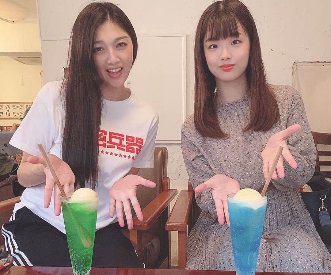 仙石みなみさんのインスタグラム写真 - (仙石みなみInstagram)「. 公演合間にみんなでカフェ♡ 笑ってなかなか見つめ合えなかった小っちゃいもの達。笑 . #下北沢 #cafe #lunch #cake #love #mini」10月13日 19時11分 - sengoku_minami