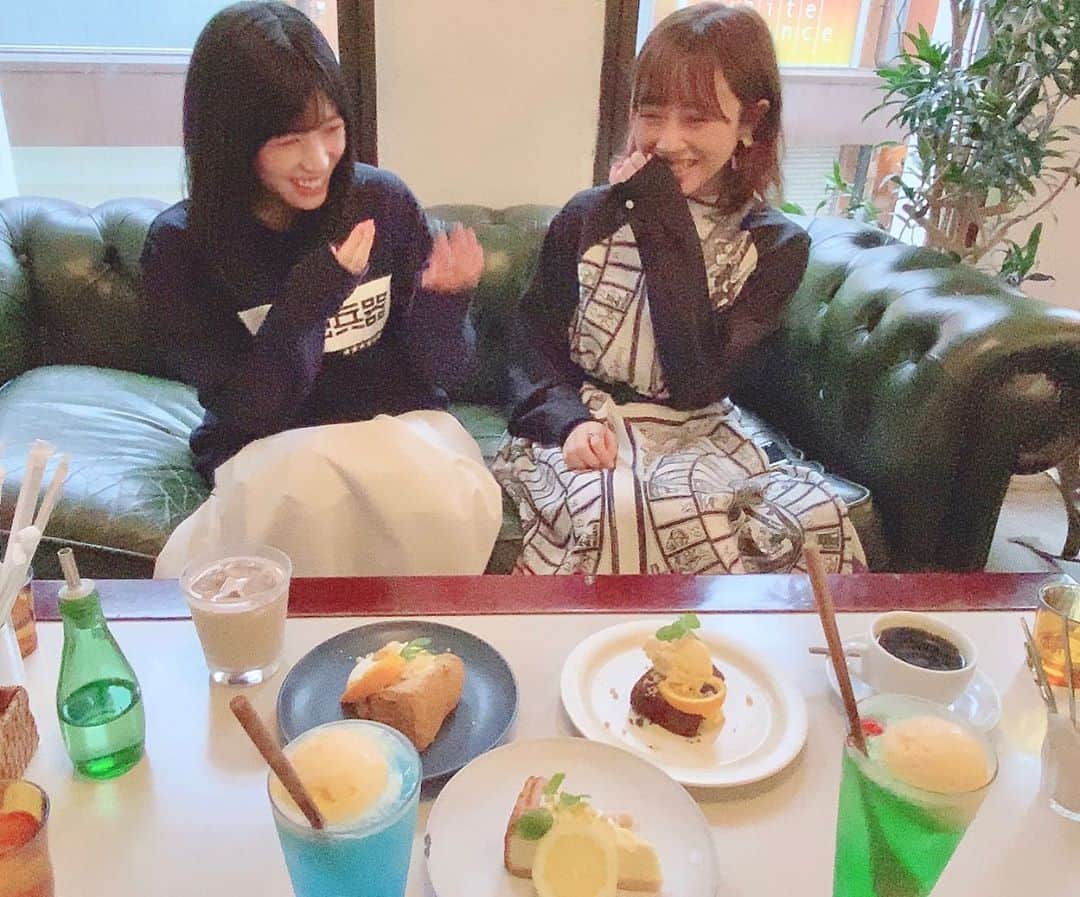 仙石みなみさんのインスタグラム写真 - (仙石みなみInstagram)「. 公演合間にみんなでカフェ♡ 笑ってなかなか見つめ合えなかった小っちゃいもの達。笑 . #下北沢 #cafe #lunch #cake #love #mini」10月13日 19時11分 - sengoku_minami