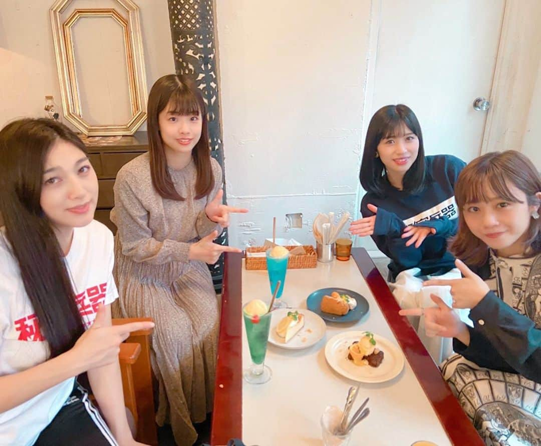 仙石みなみのインスタグラム：「. 公演合間にみんなでカフェ♡ 笑ってなかなか見つめ合えなかった小っちゃいもの達。笑 . #下北沢 #cafe #lunch #cake #love #mini」