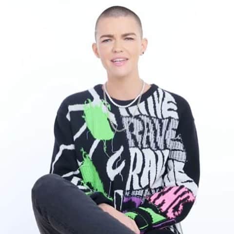 ジェームスロングのインスタグラム：「@rubyrose in the @eddie_peake and @iceberg collaboration knit. 💚✅💓」