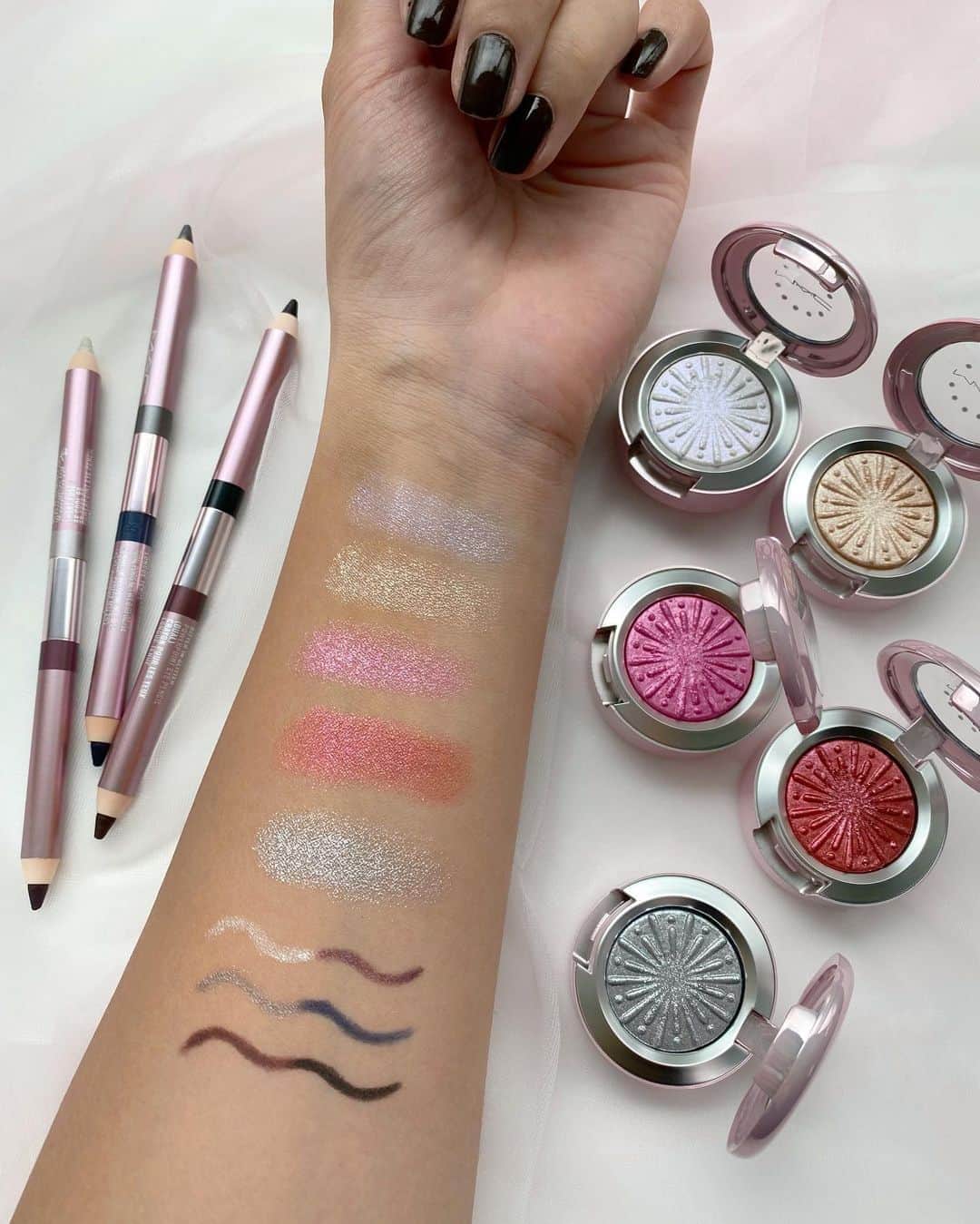 M∙A∙C Cosmetics Japanのインスタグラム：「【本日公式オンライン先行発売】 冬の花火からインスパイアされたM･A･Cホリデー コレクション❄️ ㅤ 目元をライトアップしたかのような輝きの限定のアイシャドウ＆アイライナーで、あらゆる人を魅了して✨ ㅤ 本日20:00〜、ホリデーアイテムを使用した#MACインスタライブ はまもなく配信📣お見逃しなく💄 #MACFrostedFirework  ㅤ *10月13日（火）公式オンライン先行発売 *10月16日（金）全国発売 店頭での事前予約を承っております。 ㅤ ㅤ #MACクリスマスコフレ2020 #MACHoliday #MACCosmeticsJapan #MACコスメ#MACCosmetics #コスメ #メイク #ホリデー #コフレ #クリスマスコフレ #クリスマスコフレ2020 #ホリデーシーズン #クリスマスプレゼント #メイク動画 #コスメ好き #メイクアップ #ホリデーコフレ#アイメイク#アイシャドウ#グラデーション#一重メイク#スモールアイシャドウ#キラキラ#キラキラメイク」