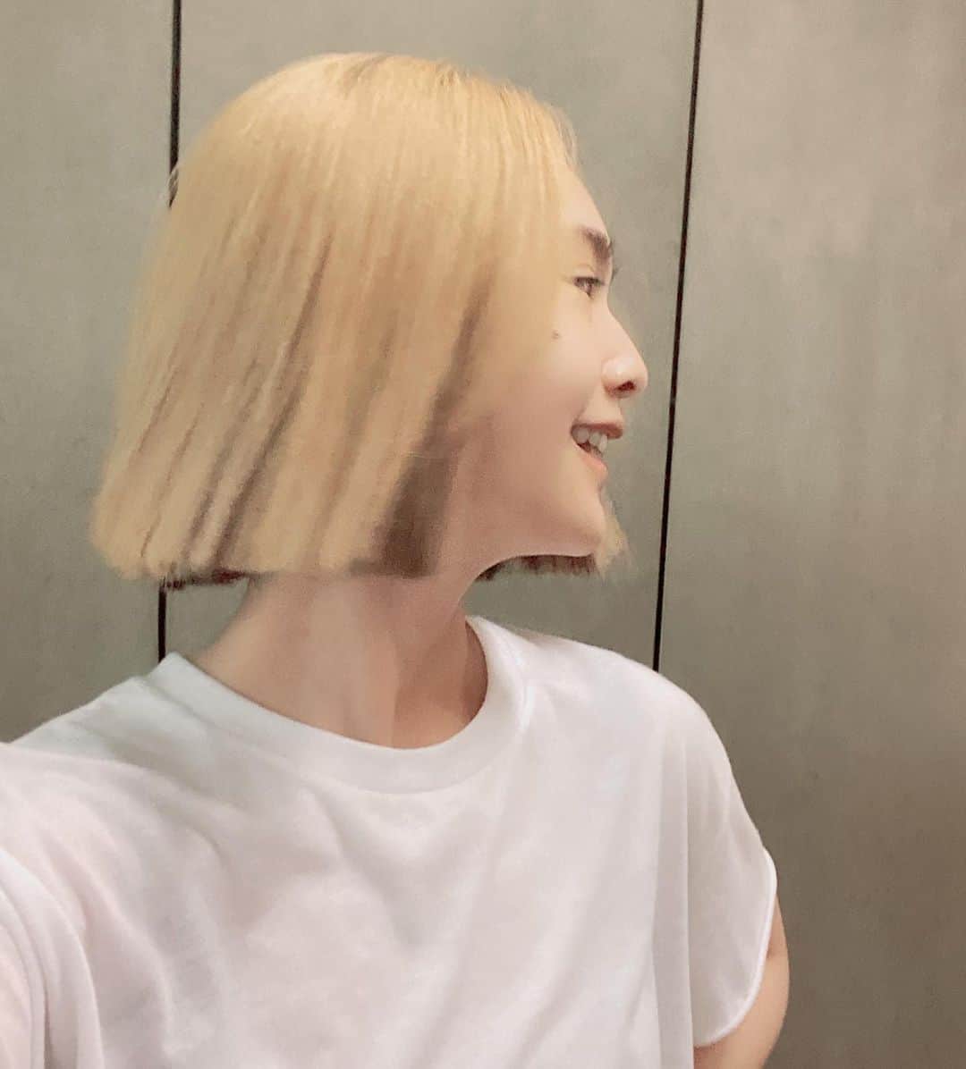 レイニー・ヤンのインスタグラム：「✂️ 髮型師請冷靜 她一時失手修太短 但我很爽  #shorthair #短髮」