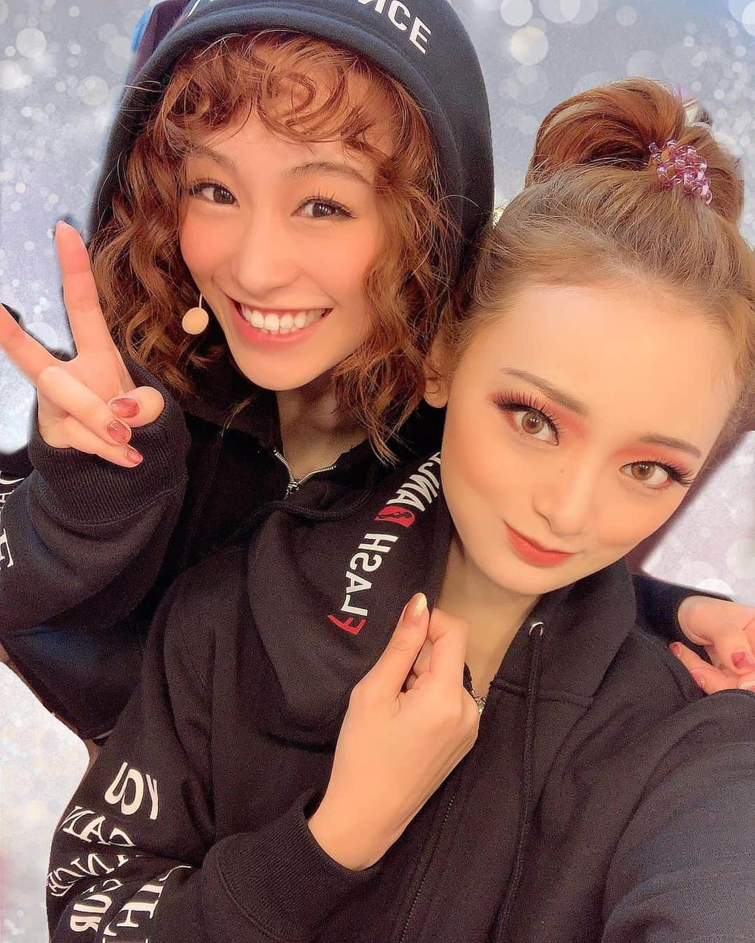 内田美麗（麗奈ゆう）さんのインスタグラム写真 - (内田美麗（麗奈ゆう）Instagram)「れかたんからカンパニーのみんなへ🥺💃💁‍♀️ ジャージのプレゼントを頂きました😭💕💕 嬉しいぃぃ😭💕💕💕  最後の最後にやられました🙇‍♀️✨  座長として、愛希れいかとしてカンパニーのみんなから愛されていたれかたん先生☺️✨✨✨  れかたんじゃなかったらフラッシュダンスは出来なかったです。  フラッシュダンスの一員になれて幸せでした☺️💓  余談ですが私は写真を撮る時アプリを使うのですが、れかたんはノーマルカメラ派💁‍♀️なので「加工凄くない？笑」と言ってきます🤨笑 なので私は「そんなことないもん😤」とふくみ笑いムスッとした顔をしております笑  設定はしてないんだよ！笑 勝手になってるんだよ🥺🥺👍 許してちょ💓  #フラッシュダンス#flashdance #ミュージカル#musical #愛されかたん💓」10月13日 19時18分 - miretan29