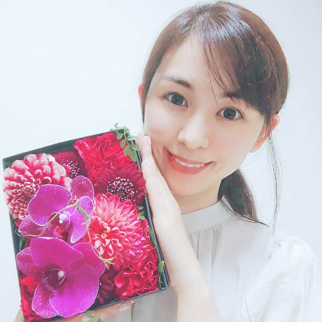 清水優美さんのインスタグラム写真 - (清水優美Instagram)「💐  お仕事おわりに 素敵なプレゼントをいただきました🌼  お花 嬉しい♡ 見てるだけで幸せな気持ち☺️  ありがとうございました。       #お花のプレゼント #フラワーボックス #お花 #プレゼント #flowerbox #thankful #work #present #flower #flowerstagram #gift #flowerbox #💐」10月13日 19時20分 - _yumishimizu_