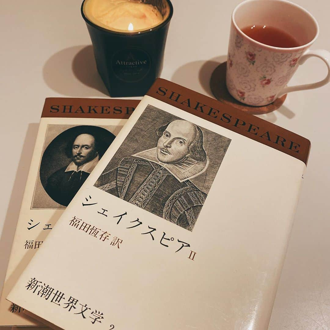 折井あゆみさんのインスタグラム写真 - (折井あゆみInstagram)「昔は遅くまで小説やら哲学書やらを読み漁り、ああでもないこうでもないと、熟考するのが好きだった。  何の生産性も成果主義的でもなく、利益にも結びつかない。そういう文学的、哲学的思考に人生の意義をひしひしと感じ「言葉」に魅了されて育った。  ダンスも歌も私より秀でている人ばかりの世界で、唯一私が芸術家として扱える手段。  10代でシェイクスピアにハマった。  「お前の成績で入った奴はいない」と言われながら、運良く入れた進学校。数学は苦手だった。制服のスカートの短さを競い、成績は低空飛行。補習さえも抜け出し怒られていた傍ら、放課後はこっそり図書室に通った。 古典の魅力に取り憑かれ、400年前に残された言葉達にのめり込んだ。文学に飽きると哲学書へ。 自分では思いもつかない世界線に連れて行ってもらえた気になった。  言葉は海を越え、時代さえも越える。  哲学とは簡単に『〜とは何であるかを考える』事。  そして民主主義とは、かつてルソーやヘーゲルといった哲学者が考えたもの。 過去の偉人達がそうしたように、私は今、あくなき探究心を持って日々思考を繰り返しています。  小さな哲学が平和への道を創り、言葉は世界を救う。  デモクラシーとは、私だ。  #democracy  #fightforfreedom」10月13日 19時20分 - ayumi_orii720