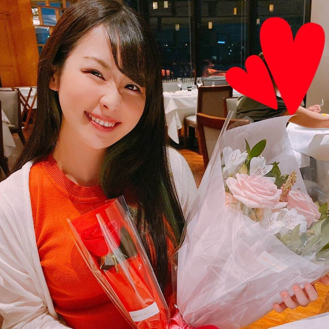 常深史織のインスタグラム：「嬉しいお知らせだぁぁぁ🥰🥰  前回の糸リフトをしてから、大反響みたいです🥺❣️  私のInstagramを見て、同じ感じにして欲しいとご来院された方がいらっしゃったと 嬉しい報告がッ👏👏👏  私の周りでも、連絡がいっぱい来たし、ほんと糸リフトみんな気になってるんだなぁ〜と思ったよ🥺❣️  私もそうだったし😂✨  そして今日は 糸リフト　#tcb式小顔美肌再生 の 施術から1週間経ったので、 @tcbshinsaibashi 東京中央美容外科心斎橋院様 担当の南先生　@tcbminami のところへ検診へ行ってきました🙆‍♀️  まず施術を受けた日から3日くらいは 口が開けづらい🥺 でも、ダウンタイムがずっと続くのかなぁと思っていたけど、 検診前にはどんどん良くなってきて 今は安心〜😆❣️  1週間で右側の顔がキュッと上がってるのが、見るだけで分かる分かる😳😳 左はちょっとぽてっと腫れてる感じ😚  これから馴染んでくるみたいだから、  2週間検診の時には、両側ともシュッとしているといいなぁ🥳  また経過報告しますね〜🤩  #小顔美肌再生　#リフトアップ #リフトアップならtcb東京中央美容外科  #美容整形ならtcb東京中央美容外科  #美容外科 #東京中央美容外科  #心斎橋院 #心斎橋 #東京中央美容外科心斎橋院 #南享介 #pr #北新地 #宗右衛門町  #ミナミ #ダイエット #ダイエッター #美容整形なら南享介」