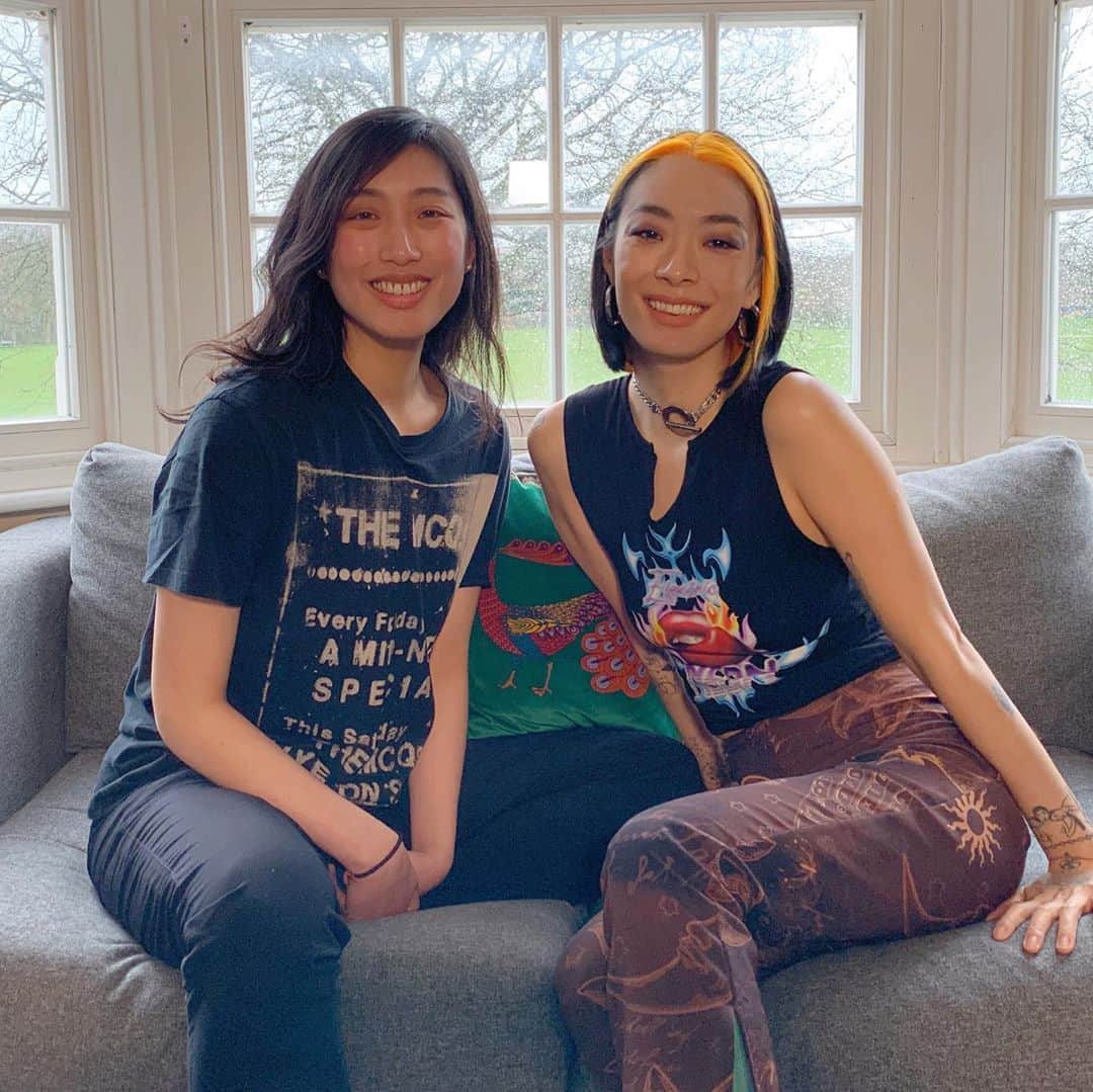 リナ・サワヤマのインスタグラム：「~~BBC 1 TONIGHT 10:45pm~~  Hi pixels ! A couple months back I had the pleasure of being part of this new show on @bbcthree called “Being British East Asian” that discusses the unique experiences we face as British East/South East Asian immigrants divided between two very different cultures. In this episode we discuss sex and sexuality, and how the coming out is different for children of East/South East Asian parents. I know National Coming Out day was a couple of days ago and so in this show I wanted to highlight how important it is to be intersectional in understanding how people from different cultures may come out to their family gradually, completely, partially, or never at all, and that is all ok. A lil cameo from my mum too !  hope u watch it and enjoy it. It’s available on BBC iplayer now ❤️ (filmed way before lockdown !)」