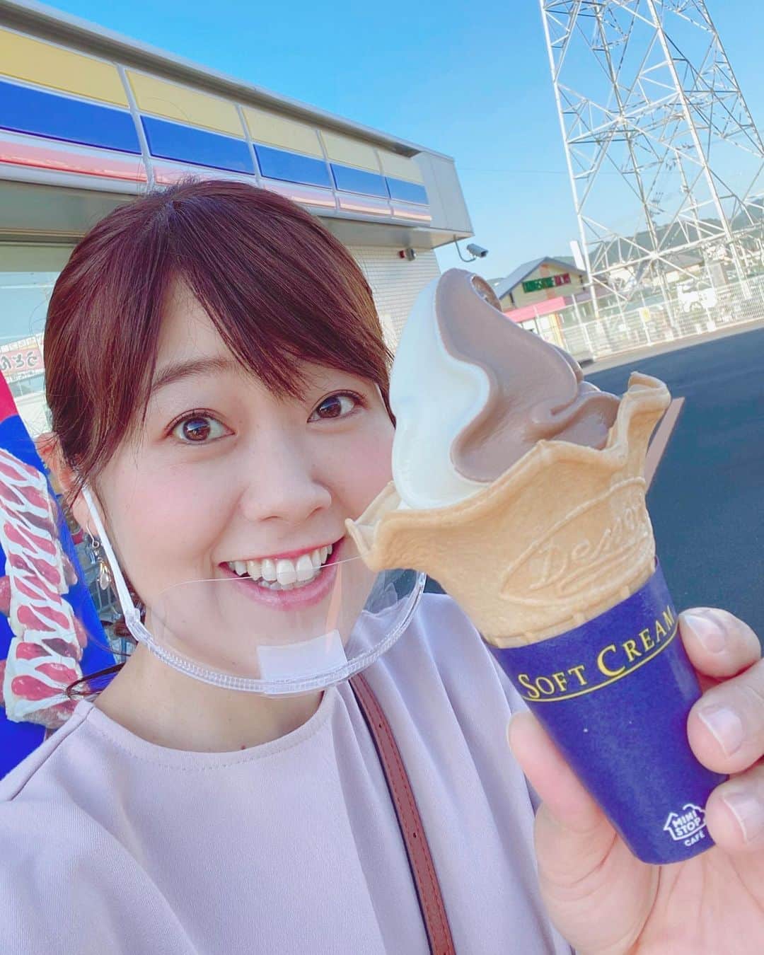 のインスタグラム：「#ミニストップ の#ソフトクリーム ✨ #ベルギーチョコ と#バニラ のミックス🍦  これ美味しいんですよね😋 昔から好きで、東京にいた頃、よく食べてました💕  今、#愛媛 #松山 にはミニストップがなくて、なかなか食べられないんですが、今日は#四国中央市 で取材だったので、取材終わりのご褒美にと立ち寄りました😆😆😆 やっぱり好き💕 おいし〜😋😋😋  #スイーツ #コンビニスイーツ#ベルギーチョコソフト #コンビニ #softcream #sweets #アナウンサー #女子アナ #滝香織 @kaorin_taki」