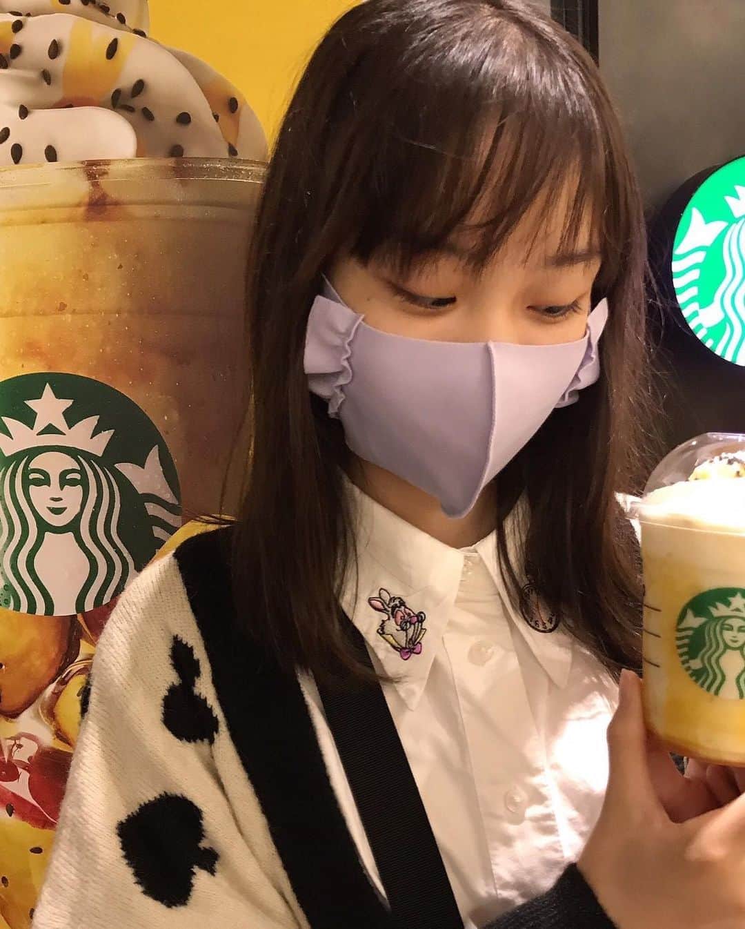 のインスタグラム：「・ 飲みたかったやつ‼︎ ・ 大学いもフラペチーノ🍠 ・ 急いで撮ったので、ヘアセットもメイクもしていないです💦 (＞人＜;) ・ ・ ゴマとホイップクリームが意外とマッチして美味しかったよ‼︎ ・ #ニコラ#太田雫 #スターバックスコーヒー#大学芋#フラペチーノ#大学芋フラペチーノ#🍠」