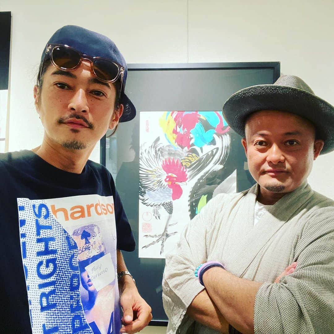 窪塚洋介のインスタグラム：「土屋秋恆　個展。 天才水墨画家の新たなフェーズを予感させる素敵な空間。久々の再会に酒が進んだ進んだ。笑」
