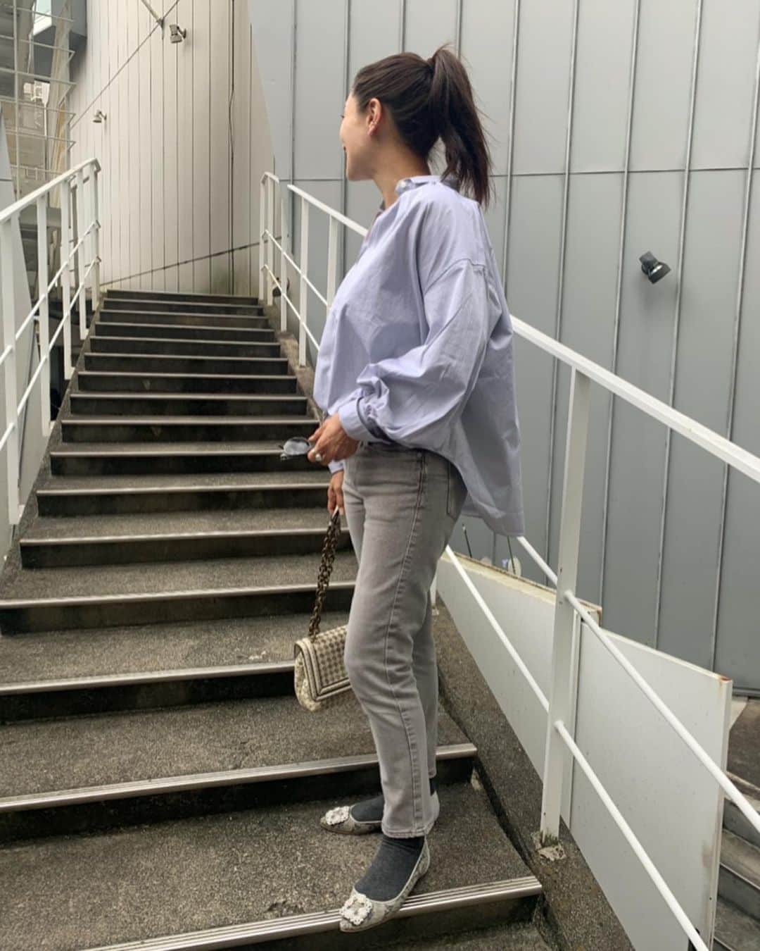 亀恭子のインスタグラム：「gray tone❤︎  グレー好物です。  シャツのボリューム感とパンツのスリムシルエット。 シルエットにメリハリつけたい今日この頃。  today's… #fashion #ootd #kkstyle #tokyo #kamescloset #shirt #newans #pants #upperhights #haunt #bag #bottega #shoes #manoloblahnik #october #autumn #シャツはブルーではなくブルーグレー」