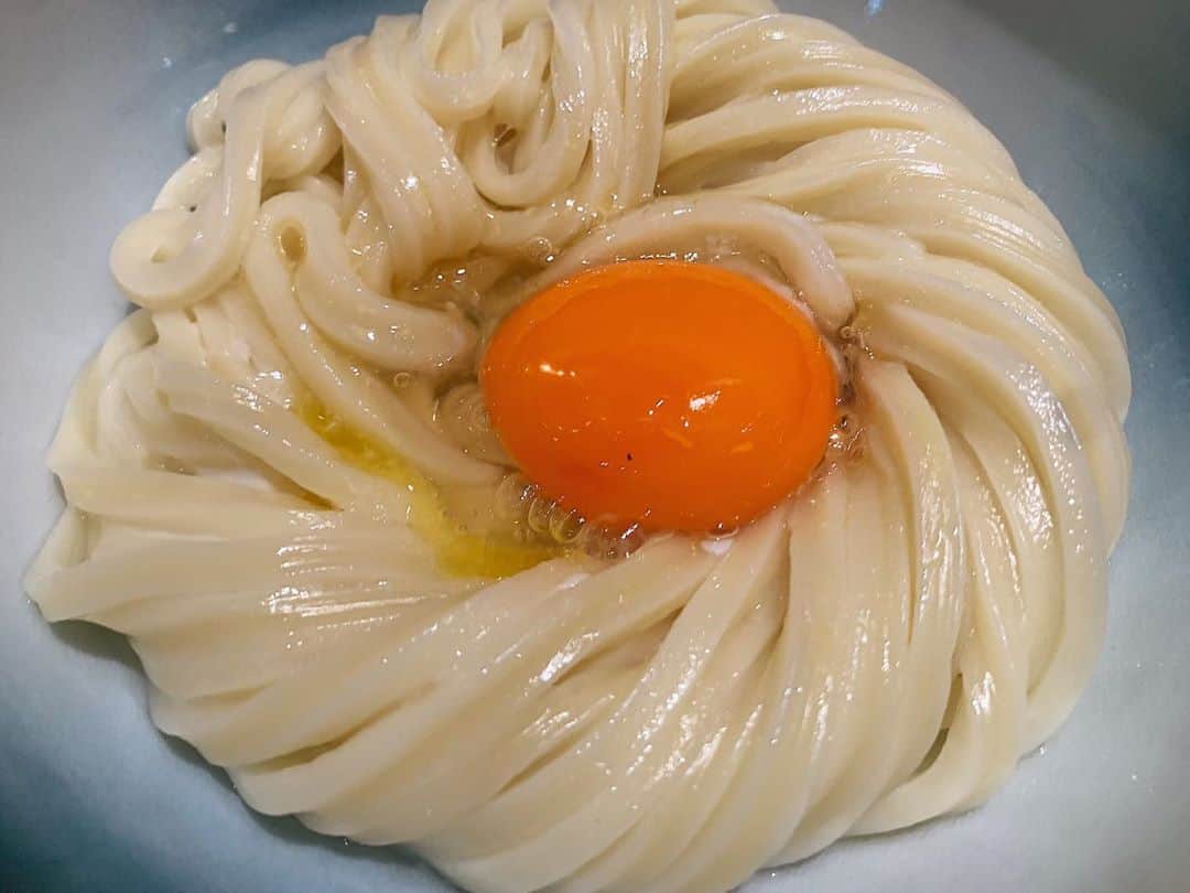 のインスタグラム：「東京で絶対に食べてほしい絶品うどんをまとめました！（画像2枚目〜）  幅5cmの超モチモチなうどんやバター染み込む究極の釜玉うどん、なめらかでコシのある稲庭うどん等…うどん好きにはたまらない逸品ばかり！  美味しいうどんを食べたい時の参考にしてもらえると嬉しいです！  #うどん #東京グルメ #東京ランチ #釜玉うどん #うどん好き #tokyogourmet」