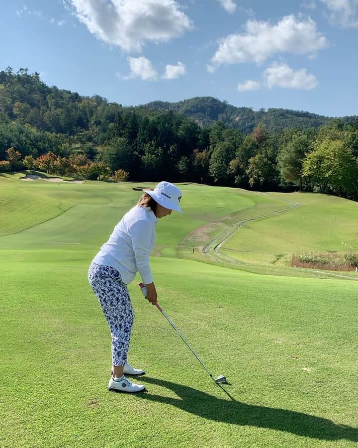 佐伯三貴のインスタグラム：「145yard 左足下がり ピンはセンター右サイド  7アイアン。  #callaway#callawaygolf#callawayapparel」