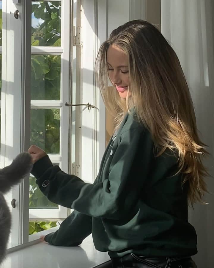 Mathilde Goehlerのインスタグラム：「Morning ritual 🤍 Cat owners have 40% less risk of having a heart attack. The healing power of cat purrs is believed to help with infections, swelling and pain, muscle growth and repair, tendon repair and joint mobility. It also lowers blood pressure and reduces the risk of heart disease.」