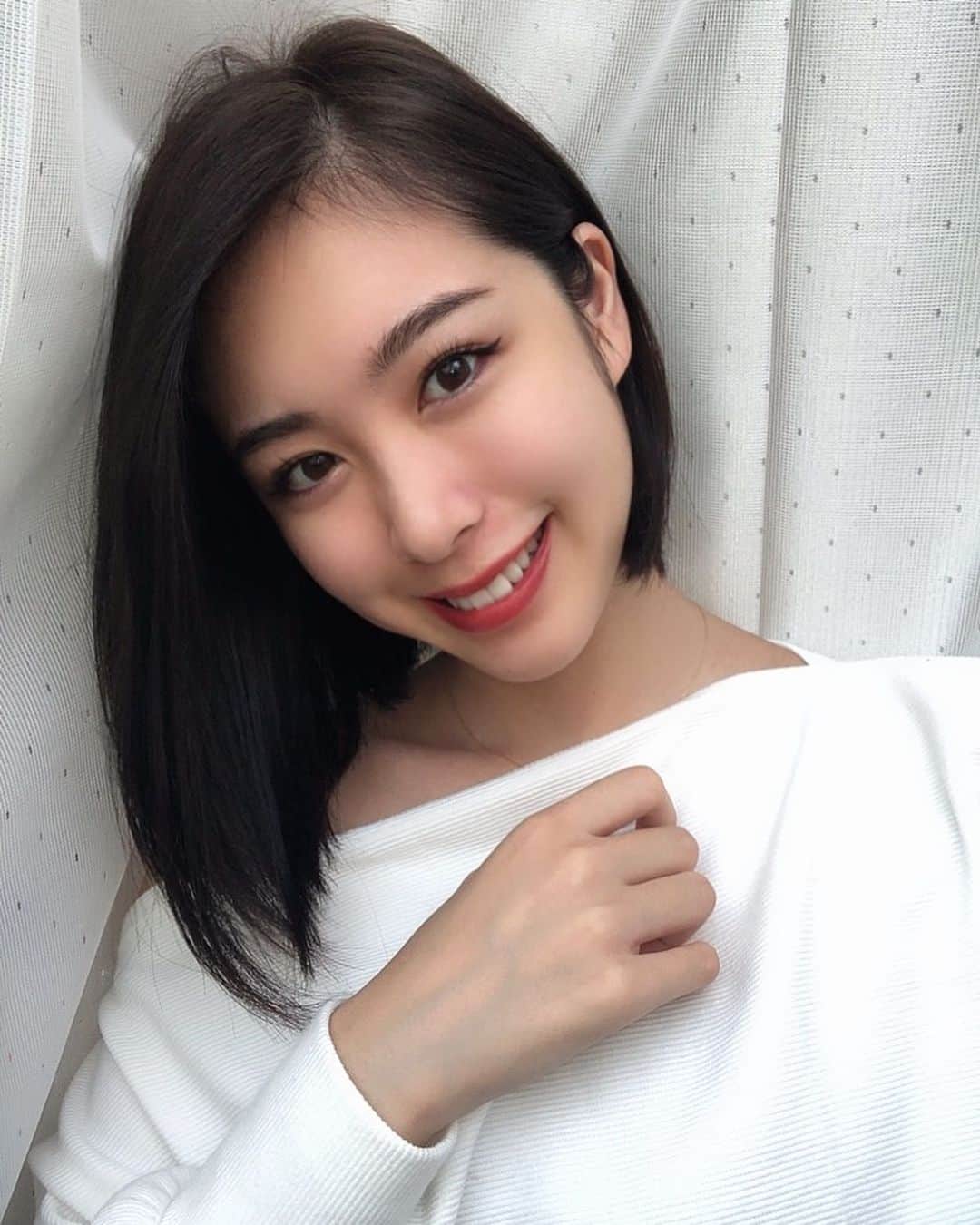 のインスタグラム：「歯が白いとやっぱりテンション上がる☺️ この間、ずっと気になってたホワイトニングを受けてきたよ🦷 . @platinum_beauty_shinjuku でプレミアムホワイトニングを🤍 一回の施術で私は5段階くらい白くなって本当びっくりした😂 施術は、完全個室だったから安心☺️ ありがとうございました🥰 . #new #cyberjapan #サイバージャパン #新人 #cjd_chiaki #ホワイトニング」