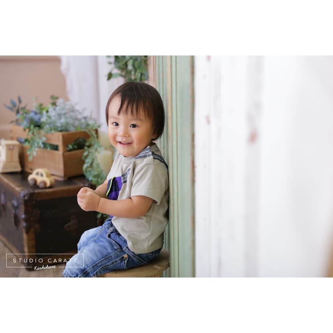 スタジオキャラット イオンモール橿原店さんのインスタグラム写真 - (スタジオキャラット イオンモール橿原店Instagram)「お気に入りのお洋服ではいチーズ✨📸  はじめてスタジオキャラットをご利用されるお客様に、お試し感覚で楽しめるキャンペーンです！  ః◌꙳✧ంః◌꙳✧ంః◌꙳ః◌꙳✧ ః◌꙳✧ః◌꙳  はじめてキャラット✰⋆�｡:ﾟ･  対象年齢 : 5ヶ月〜2歳未満  平日9,800円(土日祝はプラス3,000円)でデータ20カットお渡しです。  ＊ヘアセット ＊衣装1着 (洋装・カジュアル衣装・私服・ベビーヌードのいずれか1着になります。)  ✴︎御兄妹はお一人様一着まで無料で着ていただけます。  ✴︎バースデー撮影はできません。  ✴︎データ20カットはカメラマンセレクトになります。  御兄妹撮影、家族撮影も可能です✨  詳しくはお電話かDMでお願いします📪  TEL 050-8890-0732  スタジオキャラットイオンモール橿原店  ః◌꙳✧ంః◌꙳✧ంః◌꙳ః◌꙳✧ంః◌꙳  #スタジオキャラット #キャラット #はじめてキャラット  #ベビーフォト  #赤ちゃんのいる生活  #記念写真  #ママリ  #ファインダー越しの私の世界  #写真すきな人と繋がりたい  #奈良  #フォトスタジオ #カジュアルフォト」10月13日 19時34分 - caratt_kashihara