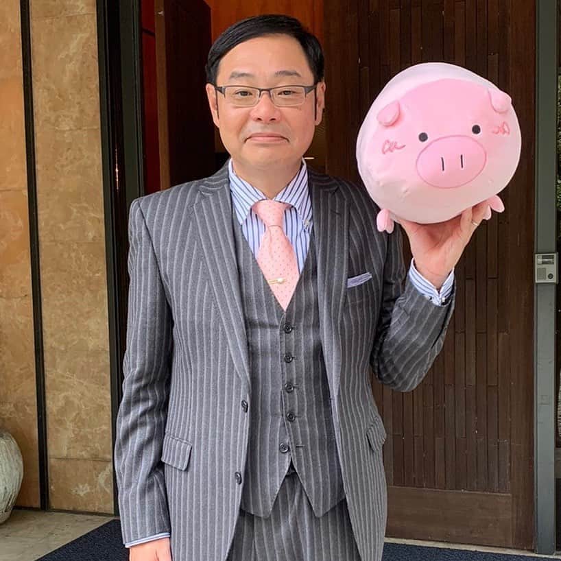 日曜劇場『危険なビーナス』【公式】のインスタグラム：「現場レポート　その16🐖🐖🐖 . . 今日は隆司さんにご挨拶☺️ 矢神家の人だから怖い人なのかと思ってたけど お会いしてみたら優しくて気さくな人でした💕 . お医者様で、しかも経営の才があるビジネスマンでもあるみたい✨すごい🤩 . . #日曜劇場 #危険なビーナス #東野圭吾 #ブーナス #ブーナスの現場レポート #妻夫木聡 #吉高由里子 #ディーンフジオカ #染谷将太 #中村アン #堀田真由 #結木滉星 #福田麻貴 #3時のヒロイン #R指定 #CreepyNuts #麻生祐未 #坂井真紀 #安蘭けい #田口浩正 #池内万作 #栗田芳宏 #栗原英雄 #斉藤由貴 #戸田恵子 #小日向文世」