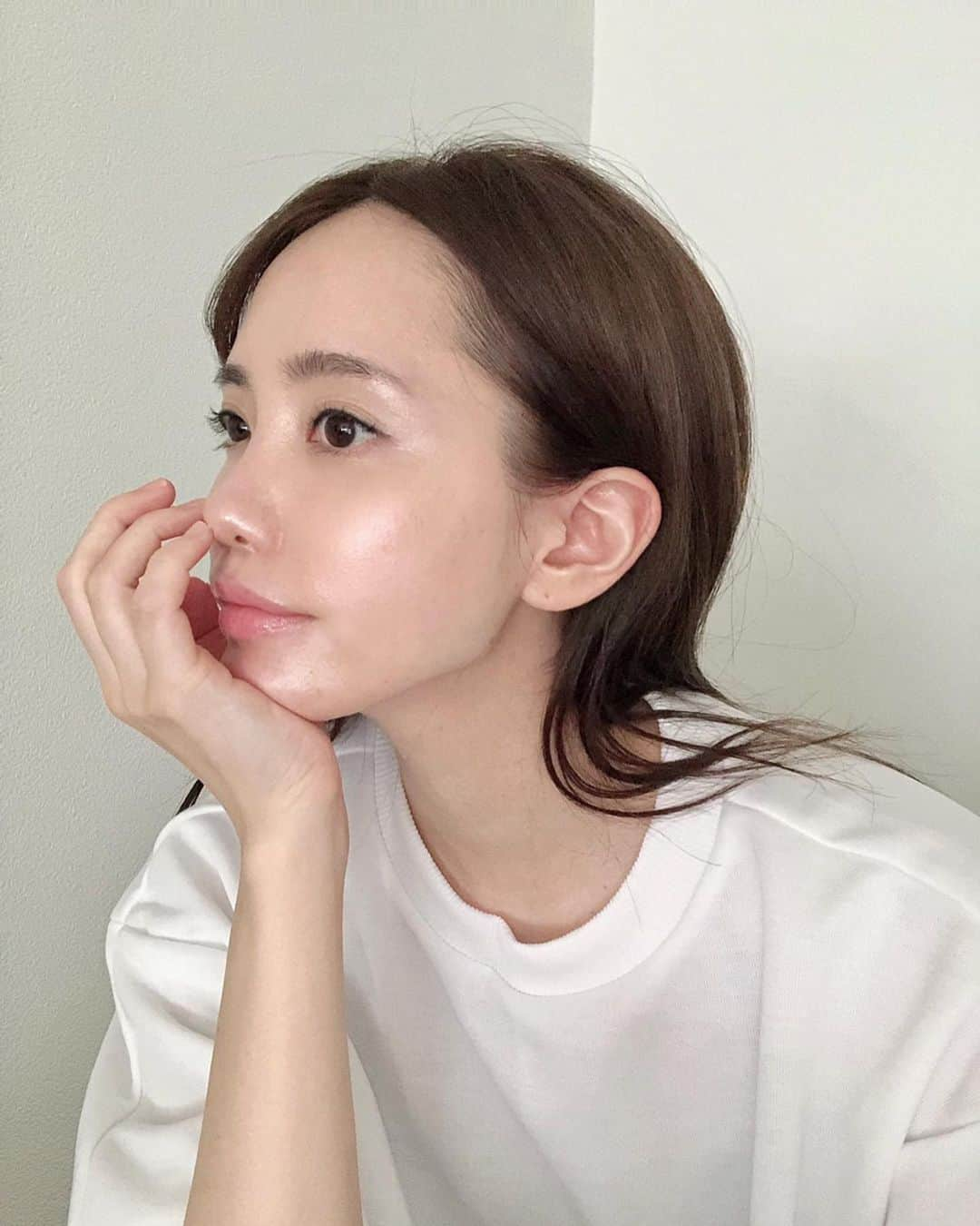 Aoiさんのインスタグラム写真 - (AoiInstagram)「パーソナライズスキンケアって知ってますか？ 姿形が違うようにお肌も人それぞれ違うもの。 そんな一人一人のお肌にあったスキンケアを 作り出してくれるなんて事があったら 嬉しいですよね？✨  今回はそんなニーズに合った 私専用のスキンケア 「HOTARU　PERSONALIZED」のご紹介✨ @hotaru_personalized   WEB上で10個の質問に答えて すっぴんの写真を撮影してお肌診断した上で 今の私の肌状態にあった スキンケアを教えてくれます☺️ 私は「おつかれ困り肌」ということで 肌バランスを整えて潤いを保つことは重要とのこと☘️ スキンケアは化粧水と乳液の2stepでとっても簡単💕 成分に配合されているのは 日本名水百選にも選ばれた「日本水」や 希少な国産無農薬のクコの実が使用されていたりと素材にもこだわりを感じます❣️ 使って見たら本当に自分のお肌にすっと馴染んでいく感じが気持ちよくて これから継続していくのが楽しみです🥺  また、季節や環境で肌が変わることも考慮されていて ２回目以降もオンラインカウンセリングで 全力サポートしてくれるという徹底ぶりなので これからも安心して自分の肌をお任せできそう✨  今スキンケアに悩んでる方や まずは自分の肌状態を知りたいなんて方も 一度肌診断してみるのもおすすめです❣️  #hotaru #ホタル　#パーソナライズスキンケア　#オーダーメイドスキンケア#スキンケア#保湿 #保湿ケア #乾燥肌#敏感肌#美肌ケア #美容 #美肌#コスメ #コスメ好きさんと繋がりたい」10月13日 19時38分 - aoioa