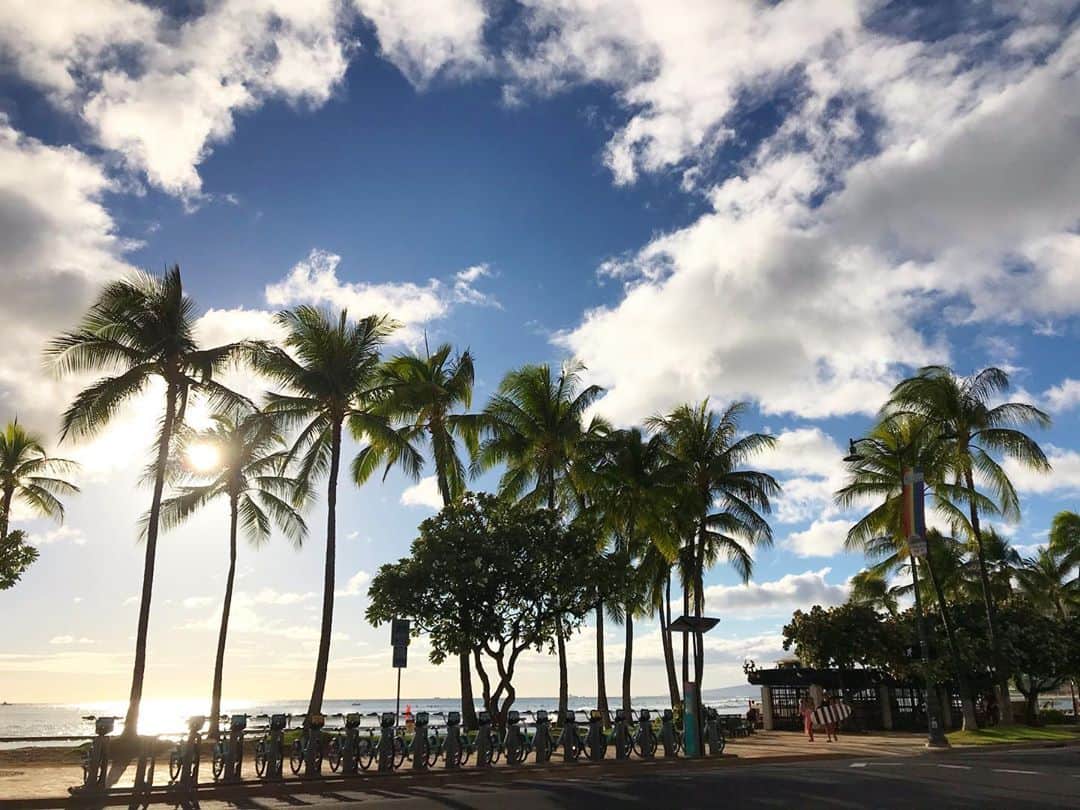 のインスタグラム：「昨日のサンセット直前☺️ 空がとても綺麗でした😊🌺  #KAUKAU #Waikiki #HawaiiNews #sunset #coupon #HawaiiCoupon #restaurant #shopping #instahawaii #ハワイ #ワイキキクーポン #ハワイクーポン #カウカウ #カウカウクーポン #sky」