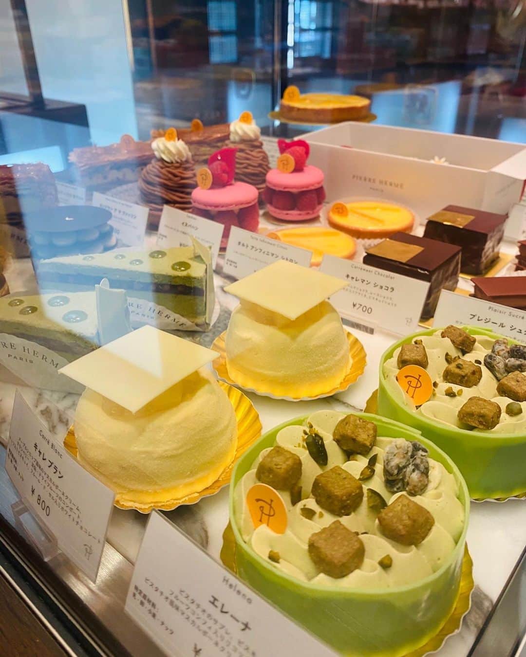 ホテル ニューオータニさんのインスタグラム写真 - (ホテル ニューオータニInstagram)「ホテルニューオータニ館内の#ピエールエルメパリ ペストリーブティックでは、定番商品から季節限定のスイーツ、さらにはホテルニューオータニ限定のケーキまで豊富に取り揃えております✨ ﻿ PIERRE HERMÉ PARIS Boutique at Hotel New Otani Tokyo offers exquisite delights such as cakes, macarons, chocolates and more. Discover the world of tastes, sensations and pleasures of Pierre Hermé and his original creations.」10月13日 10時44分 - hotelnewotanitokyo
