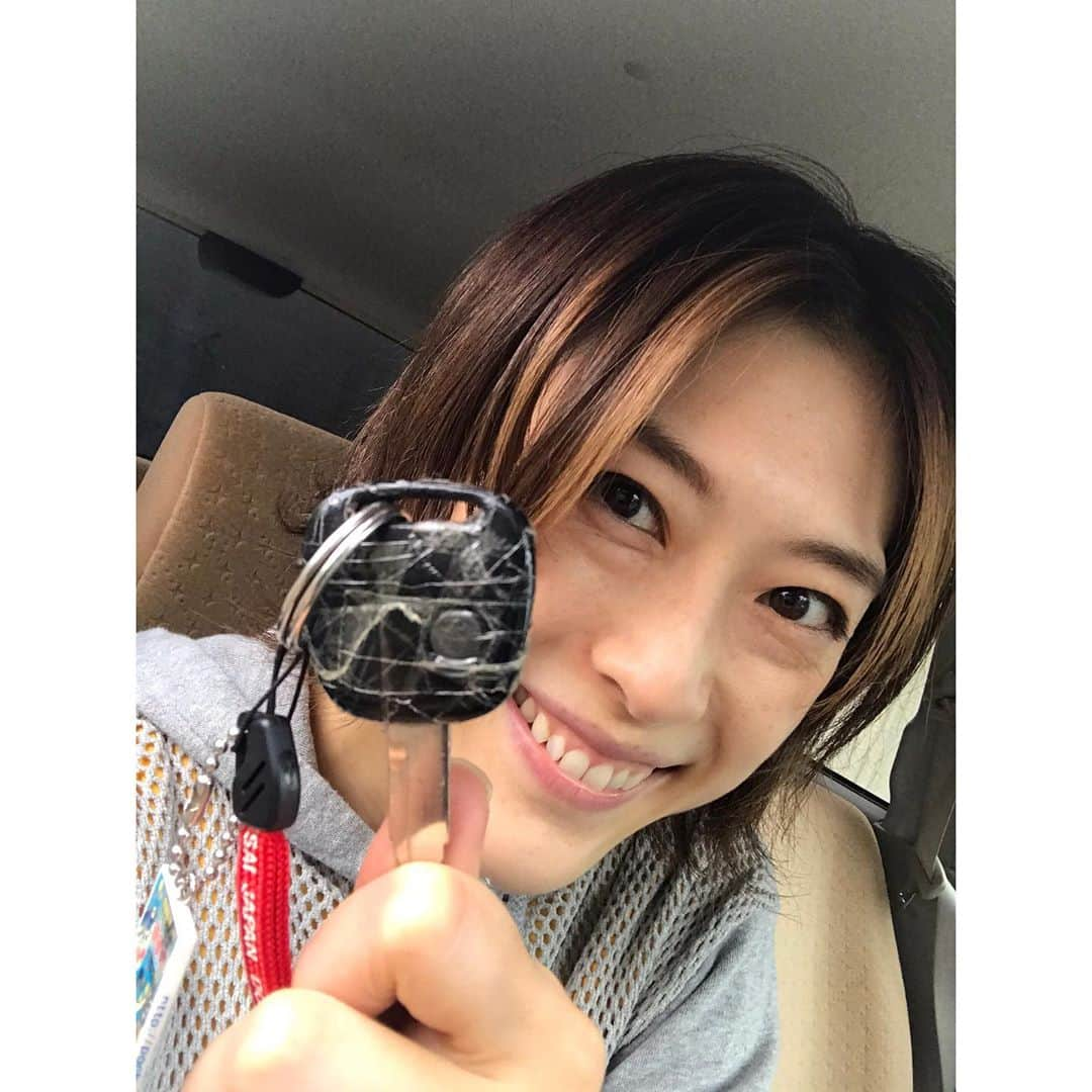 如月蓮さんのインスタグラム写真 - (如月蓮Instagram)「.﻿ 愛車との別れ﻿ ﻿ 10年ほど連れ添った愛車をついに手放しました。﻿ ﻿ ボッコボコになった軽自動車。﻿ ポールやブロックに何度もガンッってぶつかったね。﻿ サイドミラーにヒビが入って、車検で手当てされたね。﻿ アンテナは何度も折れそうになったね。﻿ トランクは背負い投げくらいの力じゃないと閉まらなかったね。﻿ ハザードランプが壊れていたことも点検するまで気づかなかったね。﻿ 鍵がなぜか破壊してセロテープやバンドエードでずっと巻かれていたね。﻿ 夏でもスタッドレスタイヤだったね。﻿ ﻿ どんな仕打ちにあっても、私を乗せて止まる事は決してなかった。﻿ どんな時も、私と一緒に走ってくれた。﻿ ﻿ 私の大切なボッコボコの軽自動車﻿ 本当に、どうもありがとう。﻿ .﻿ .﻿ .﻿ #愛車﻿ #記念撮影できてよかった﻿ #似たもの同士﻿ #如月蓮﻿ #RENスタグラム﻿」10月13日 10時57分 - kisaragi.ren2