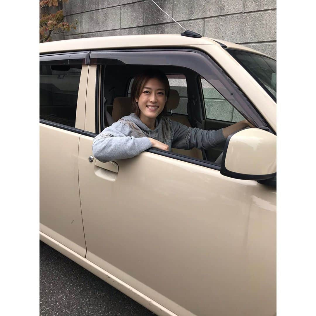 如月蓮さんのインスタグラム写真 - (如月蓮Instagram)「.﻿ 愛車との別れ﻿ ﻿ 10年ほど連れ添った愛車をついに手放しました。﻿ ﻿ ボッコボコになった軽自動車。﻿ ポールやブロックに何度もガンッってぶつかったね。﻿ サイドミラーにヒビが入って、車検で手当てされたね。﻿ アンテナは何度も折れそうになったね。﻿ トランクは背負い投げくらいの力じゃないと閉まらなかったね。﻿ ハザードランプが壊れていたことも点検するまで気づかなかったね。﻿ 鍵がなぜか破壊してセロテープやバンドエードでずっと巻かれていたね。﻿ 夏でもスタッドレスタイヤだったね。﻿ ﻿ どんな仕打ちにあっても、私を乗せて止まる事は決してなかった。﻿ どんな時も、私と一緒に走ってくれた。﻿ ﻿ 私の大切なボッコボコの軽自動車﻿ 本当に、どうもありがとう。﻿ .﻿ .﻿ .﻿ #愛車﻿ #記念撮影できてよかった﻿ #似たもの同士﻿ #如月蓮﻿ #RENスタグラム﻿」10月13日 10時57分 - kisaragi.ren2