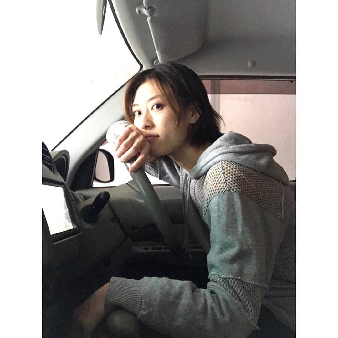 如月蓮さんのインスタグラム写真 - (如月蓮Instagram)「.﻿ 愛車との別れ﻿ ﻿ 10年ほど連れ添った愛車をついに手放しました。﻿ ﻿ ボッコボコになった軽自動車。﻿ ポールやブロックに何度もガンッってぶつかったね。﻿ サイドミラーにヒビが入って、車検で手当てされたね。﻿ アンテナは何度も折れそうになったね。﻿ トランクは背負い投げくらいの力じゃないと閉まらなかったね。﻿ ハザードランプが壊れていたことも点検するまで気づかなかったね。﻿ 鍵がなぜか破壊してセロテープやバンドエードでずっと巻かれていたね。﻿ 夏でもスタッドレスタイヤだったね。﻿ ﻿ どんな仕打ちにあっても、私を乗せて止まる事は決してなかった。﻿ どんな時も、私と一緒に走ってくれた。﻿ ﻿ 私の大切なボッコボコの軽自動車﻿ 本当に、どうもありがとう。﻿ .﻿ .﻿ .﻿ #愛車﻿ #記念撮影できてよかった﻿ #似たもの同士﻿ #如月蓮﻿ #RENスタグラム﻿」10月13日 10時57分 - kisaragi.ren2