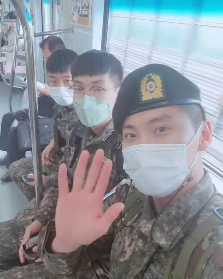 ソン・スンヒョンのインスタグラム：「눈치보는 나 그리고 군인 셋☺😆」