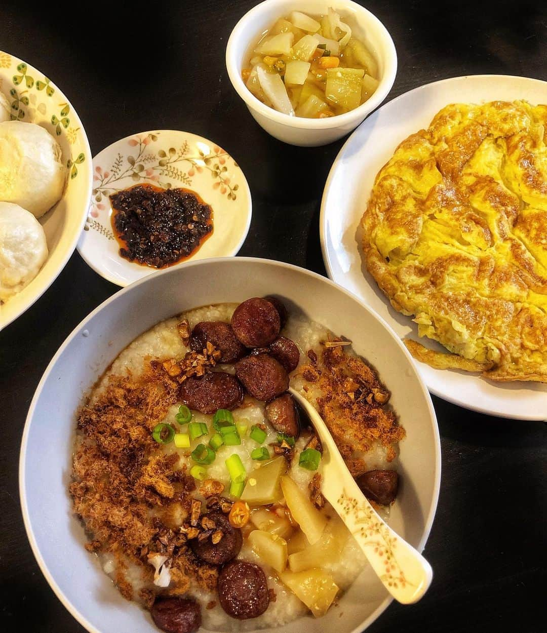 Jada Lalita Patipaksiriのインスタグラム：「Congee with all the fixings always hits the spot 🥣🙌🏼  #congee #rice #riceporridge #soup #chinesefood #thaifood #comfortfood #foodie #bowls #soysauce #eggs #chinesesausage #mustardgreens #pickledcabbage #pork #friedgarlic #chilioil #dinner」