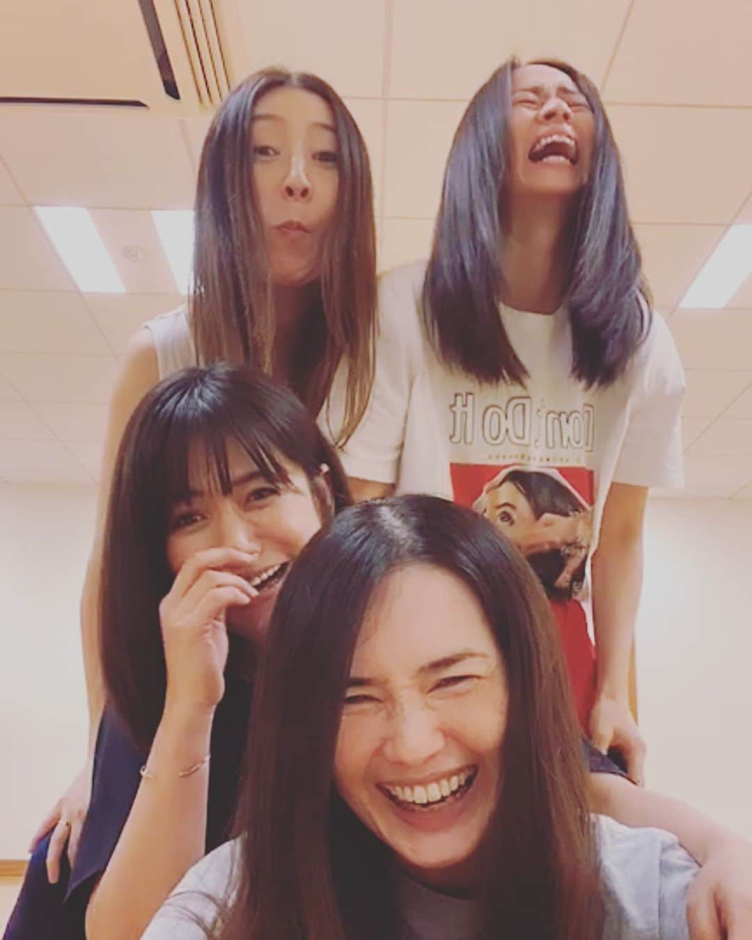 木原さとみさんのインスタグラム写真 - (木原さとみInstagram)「またまた突然ですが、 今夜、10月13日20時くらいからインスタライブをやる予定ですよーー！！ みなさん、集合してーー❣️ みんな楽しそうな写真🤣　 笑いすぎ🤣🤣🤣 #インスタライブ　#東京パフォーマンスドール」10月13日 10時56分 - satop0704