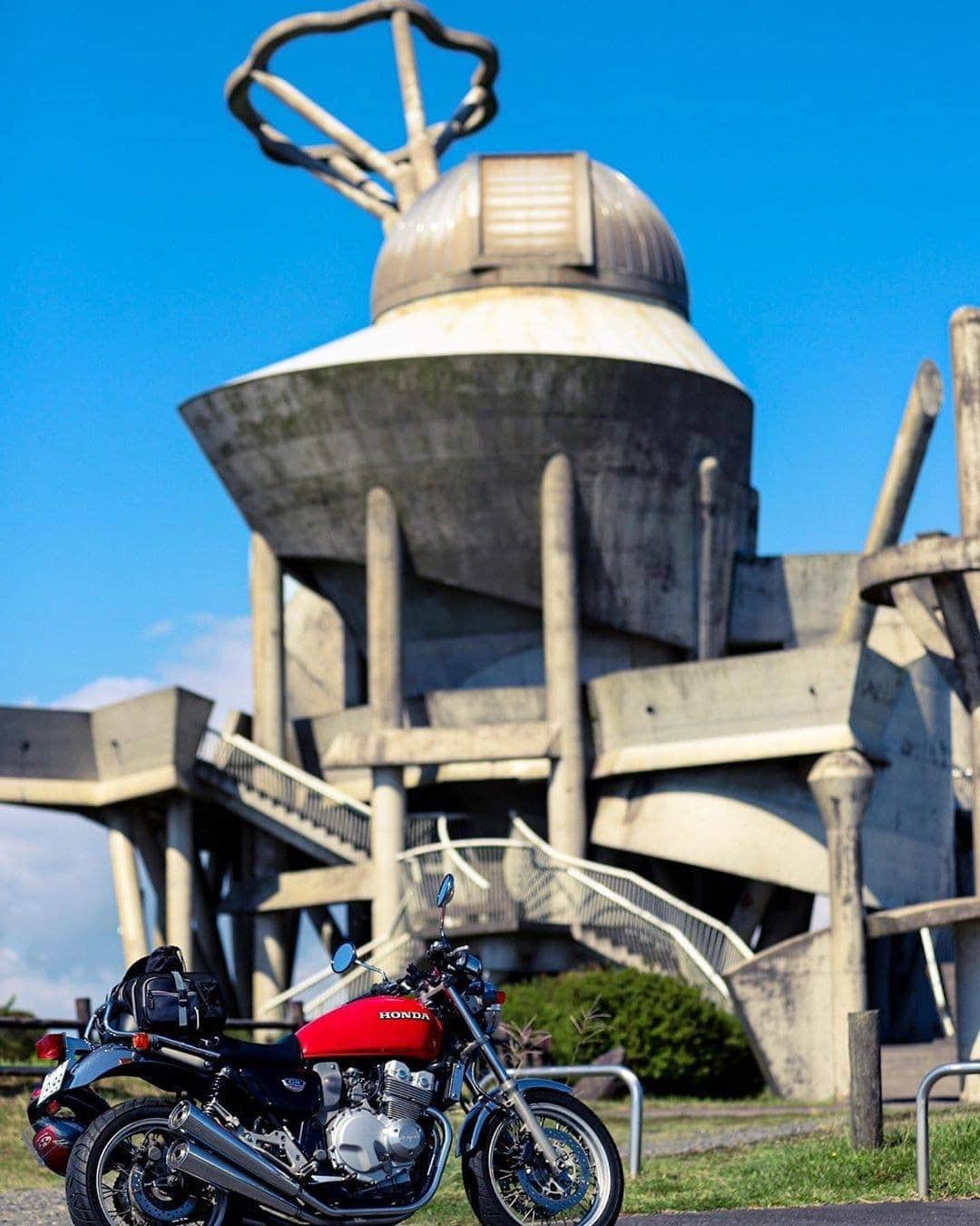 Honda 本田技研工業(株)さんのインスタグラム写真 - (Honda 本田技研工業(株)Instagram)「目を惹く建造物にも負けないぐらいの存在感を放つCB400 FOURの写真をご投稿いただきました♪ . 「とても目を惹く建造物」 Photo by @d_cb400four . #MeandHonda #Honda #写真 #photo #ファインダー越しの私の世界 #バイク #cb400 #cb400fournc36  . 本アカウントでは、「 #MeandHonda 」をつけてInstagramに投稿された皆さんのお出かけ写真やHonda製品を取り入れた写真を紹介しています。たくさんのご投稿をお待ちしています。」10月13日 11時00分 - hondajp