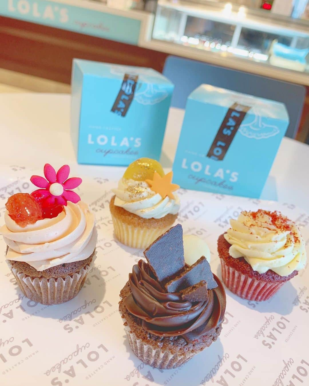 関根ささらさんのインスタグラム写真 - (関根ささらInstagram)「原宿にある【#lolascupcakes】🧁🌈 カラフルなカップケーキが可愛すぎた🥰👏 . . 私たちはミニサイズを4つ頼んだよ♡ 大きいサイズ(通常サイズ)のも今度食べてみたいなぁ🥰🥰 . . #cupcake #cupcakes #harajuku #takeshitastreet #原宿 #原宿カフェ #原宿グルメ #カフェ #カフェ巡り #カフェスタグラム #カフェ部 #カップケーキ #カップケーキデコ #ローラズカップケーキ」10月13日 11時01分 - sasarasekine