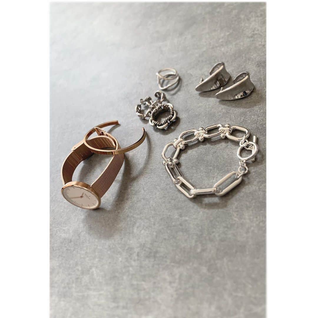乙黒えりのインスタグラム：「出番の多いアクセたち チェーンブレスが新入り  #チェーンブレス　@todayful  #時計　@nordgreenofficial_japan  クーポンコード　:ELLYO(10/31まで)  #ring @stellarhollywood  #ピアス　@blanc_official.jp  @akte_official #右チームはカジュアルコーデ #左ピンクゴールドチームはきれいめコーデ」