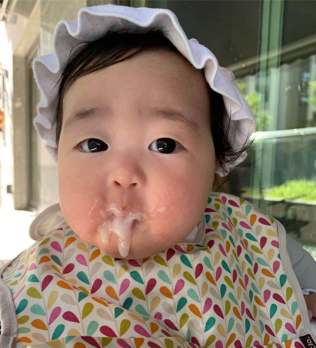 イ・ユンジのインスタグラム：「착하다.. 울지않고 물고만 있다. 하아. #엄마손은약손라매 근데 #컵케잌같다너#슈크림이들었나#뭐가나오네」