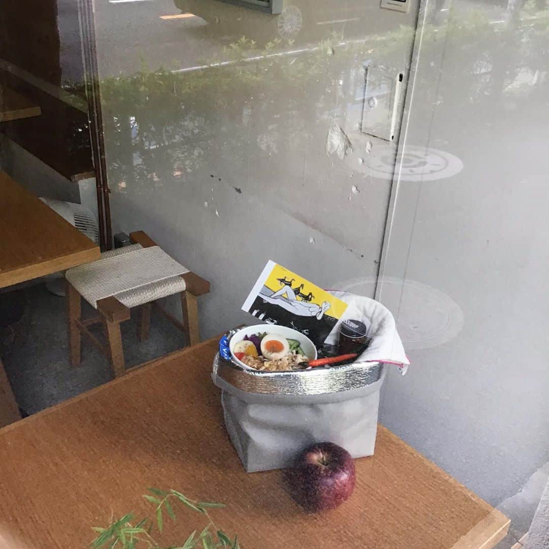 Pho 321 Noodle barのインスタグラム：「きょうはすこし暖かいですね  ランチboxのデザートに　🍎や柿　梨　目にも嬉しい季節です。公園やベランダで剥いて小さなピクニック気分で。  本日も11:30am opening 5:30pm last call 6pm closing 中休みなしで開店致します。  to go boxは　pho3種(鶏肉　季節野菜　魚介)bun3種(豚肉とレモングラス　季節野菜　タンドリーフィッシュ)com3種(チキン　豚ひき肉とレモングラスのピリ辛そぼろ🌶 トンポーロー)   店頭でのお引き渡しをご希望される方は　pick upのお時間に合わせて出来立てをお作り出来ますので　そちらがおすすめです。おひとつからお気軽にどうぞ 🤙03-6432-9586  local delivery service ‘Chompy’,Uber eatsも稼働しております🛵（chompyのdelivery範囲は　渋谷駅より半径4.5kmです)  明日14日は　pho321 noodle barの6周年です。 ささやかなお祝いの温かなデザートに　久しぶりのメニューもお目見え予定です。  本日も皆さまにとって善き火曜日になりますように  todays recommend: com chicken(for here to go),pho chicken,bun pork(warm),3rd noodle,summer roll 1/2,harrisa,fresh chille topping and homemade rhubarb syrup soda  todays card:inokumasan/mimoca   delivery bag：long track foods  todays opening bgm📻’this is for you feat.maurrisa rose’ from wuddaji /Theo Parrish  スタッフ一同  #akibae #inokumasan #いのくまさん」
