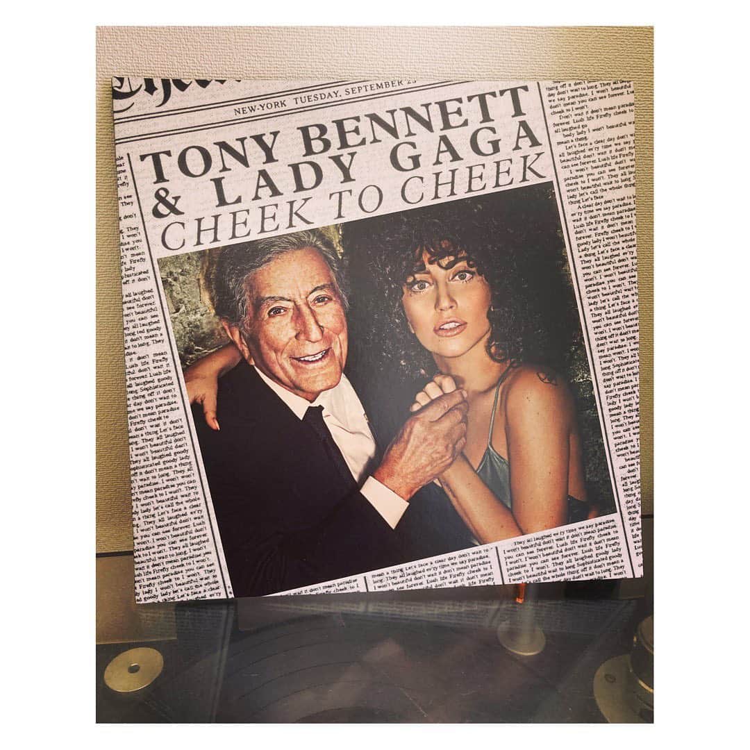 林幸治さんのインスタグラム写真 - (林幸治Instagram)「Tony Bennett & Lady Gaga ‎– Cheek To Cheek  ジャズ界の伝説的歌手であるトニー・ベネットと現代のスーパースター、レディ・ガガがスタンダードナンバーを歌うデュエットアルバム。  奇抜なファッションや彼女自身が作ってきたポップミュージックとは反した、身体の中に眠っていたかのようなルーツの部分。  2人とも楽しそうに歌っている。  それにしてもトニーベネット、このアルバムレコーディングした時、すでに90歳近いと思うんだけど、この声！  90でこれは驚異的。  #vinyl #2014 #tonybennett #ladygaga #usoriginal #nowspinning」10月13日 11時17分 - tct_koji_hayashi