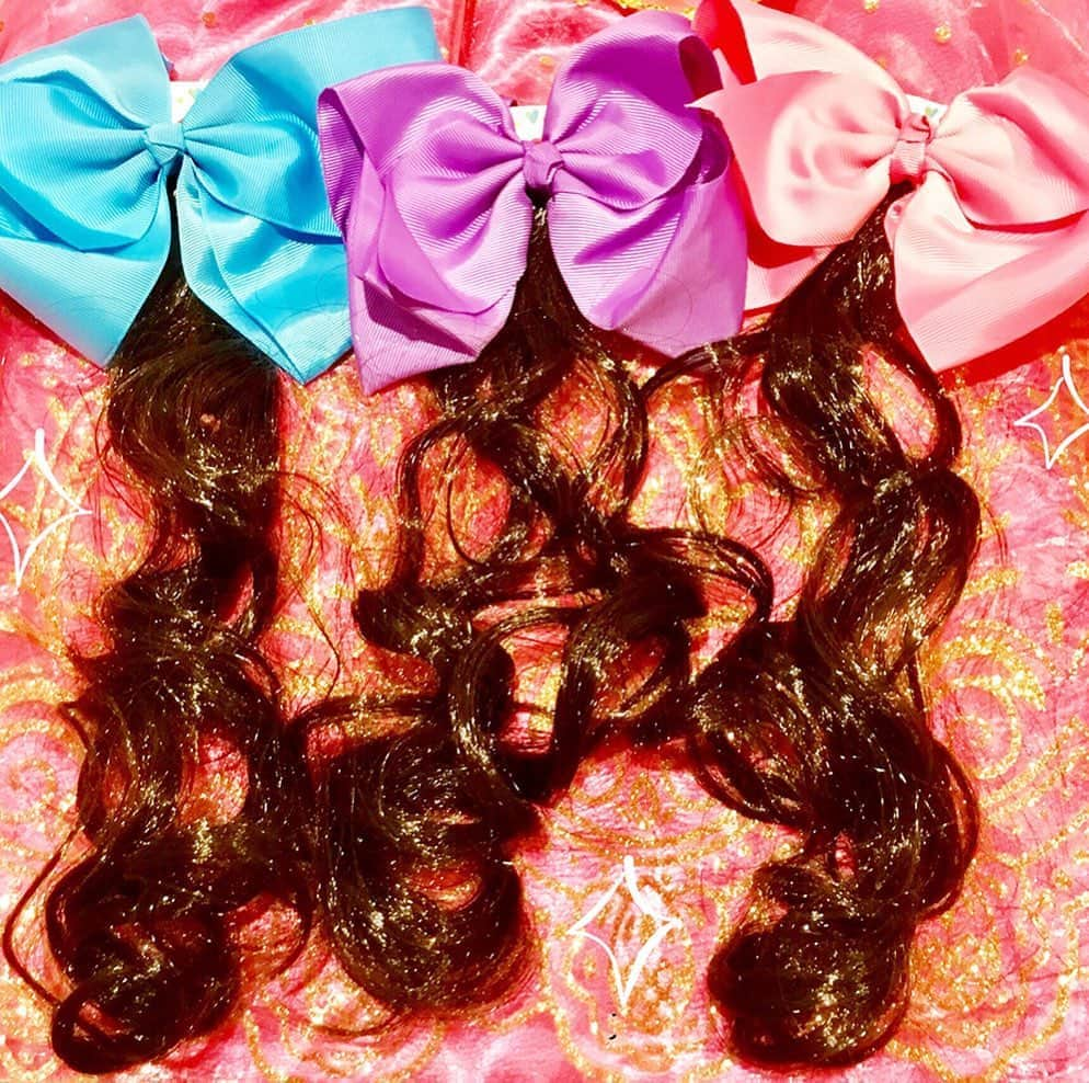 クレアーズのインスタグラム：「大人気のエクステヘア付きのBIGリボンバレッタ🎀✨ . カールしているので付けるだけで プリンセスヘアになれちゃいますっ💛👗💜 ヘアアレンジのアクセントにぴったり👑 カラーも3色あるので、ポニーテールだけでなく、ツインテールにも◎ みんなより一足先におしゃれキッズになっちゃおう🥰 【800円＋税】 . 事業終了に伴い、クレアーズ日本公式Instagramは10月20日で更新を終了、10月31日にアカウントを退会いたします🥺 最後の日までどうぞクレアーズ日本Instagramをお楽しみください🌈 . 11月以降はクレアーズのワールド公式Instagram @clairesstores をフォローしてクレアーズのカワイイアイテムをチェックしてね⭐️ . #claires #fashion #kawaii #クレアーズ #ファッション #カワイイ #accessory #アクセサリー #トレンド #おしゃれ #japan #JapaneseGirl #プチプラ #instagood #kawaiigirl #ウィッグつき#リボンヘア #ビッグリボン#リボンヘアアレンジ#プリンセスごっこ#プリンセスヘア#プリンセスヘアアレンジ#プリンセスドレス #プリンセス #プリンセス体験 #お姫様#お姫様コーデ #お姫様ごっこ#なりきりプリンセス#キッズウィッグ」