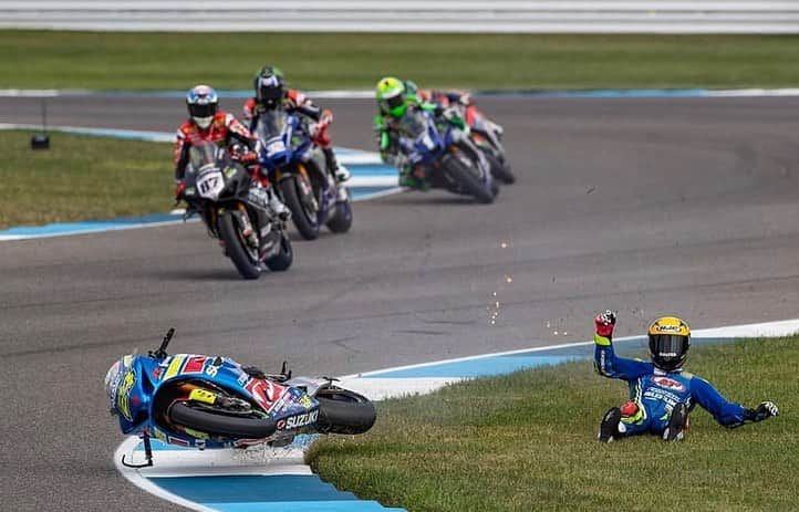 トニ・エリアスさんのインスタグラム写真 - (トニ・エリアスInstagram)「Leading for the first time this season ended up to quick...Felt really good!! Thanks @bobmeyerphotography for tge sequence of the crash!! 🙌🙏All Good..Rider OK!!」10月13日 11時19分 - tonielias24