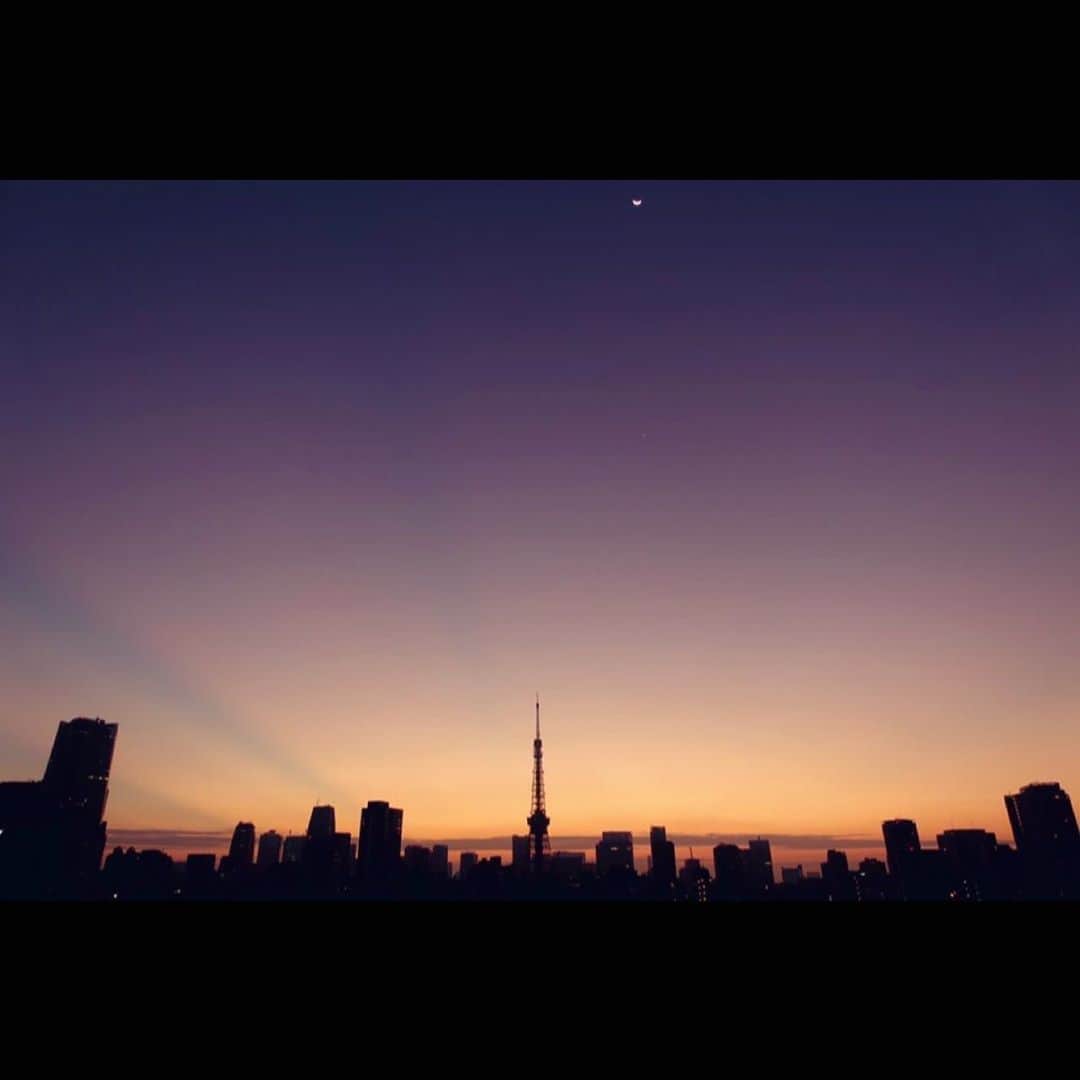 片岡信和のインスタグラム：「夜明け前の ほんの数分だけ 魔法みたいな彩りです ・ マジックアワーのおすそわけ 今朝は最高だったよ ・ #マジックアワー #東京タワー #夜明け #朝日 #おすそわけ #japan #sky #dawn #twilight」