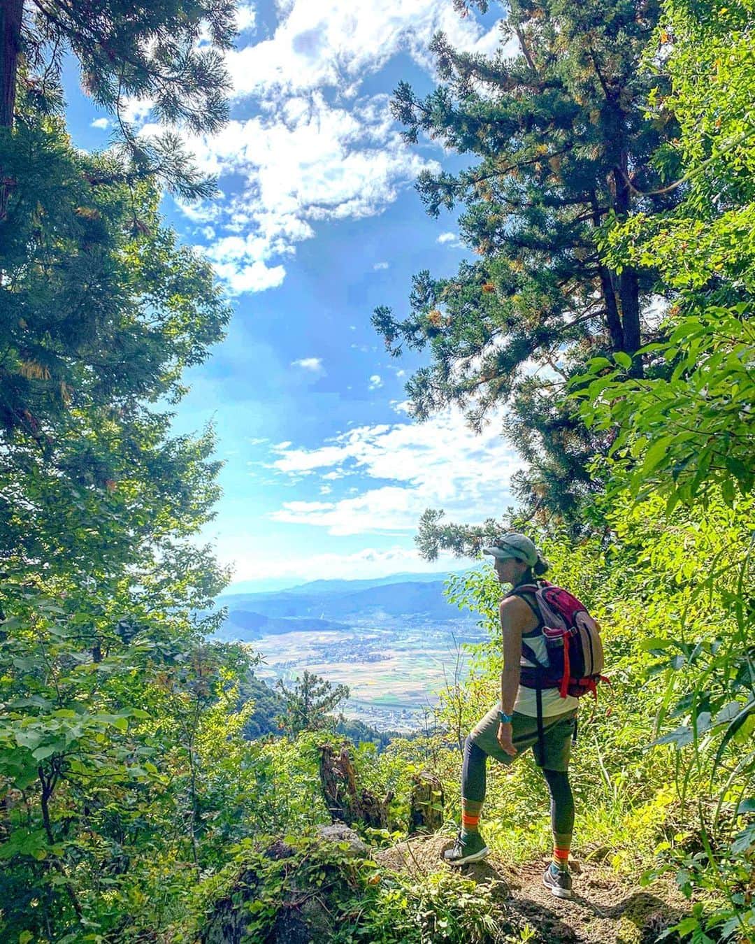 三星マナミのインスタグラム：「・ ・ 暖かい秋晴れの中歩く小菅山⛰🌞 自然は時に牙をむくけど… あたたく包み込んでくれる様な優しさを感じさせてくれる🌿 ・ ・ 歩きながら緑緑している葉っぱを見上げて、 もうじき枯れて落ちていく事を想像した🍁 ・ 色々な要因から身を守るために、生きる為に手放すのかな。 でも、また春になると芽吹かせて緑緑しく広がる。 ・ 呼吸を深く… ・ 新しいエネルギーをゆっくり取り込んで使ったエネルギーをゆっくり手放した🤲💚 ・ ・ ・ #間も無く訪れる冬を想う #今できる遊びを #outdoorlife  #自然が近くにある生活 #powerofsports @roxyjapan  @oakleyjapan」