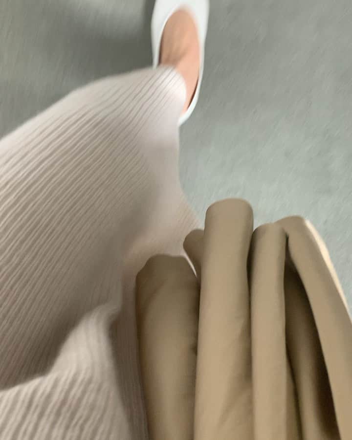 風間ゆみえのインスタグラム：「新しい靴、新しい服を着て はじめての場所へ  旅のはじまり」