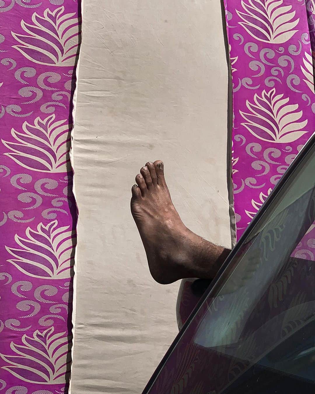 のインスタグラム：「No premeditation nor intent. As life, and the stories we create, seem predetermined and all we do is walk through it, unaware how everything connects. Tonight a triptych of the unexpected in accompaniment of sleepers…sleeping footsie man in his car in Pushkar, Rajasthan…I wanted to nap too at this roadside dhaba in Bidhan Nagar, West Bengal. Unfortunately we had to gobble our paneer butter marsala to get to the airport or miss the plane…under a blanket on a cool late afternoon in Varanasi, Uttar Pradesh, a driver uses the back deck of his rickshaw to take a nap under a tree. The predetermined, across such a vast country, each moment there was pink… ⠀⠀⠀⠀⠀⠀⠀ India’s Daunting Challenge: There’s Water Everywhere, And Nowhere - Chapter 8 of the @outofedenwalk, my latest story in the August 2020 of @natgeo magazine. ⠀⠀⠀⠀⠀⠀⠀ #triptych #nothingspecial #pink #sleeping #tent #redonions #mosquitonet #pushkar #rajasthan #BidhanNagar #WestBengal #varanasi #binaras  #UttarPradesh #peace #love #india @natgeo @outofedenwalk #walkingindia #edenwalk」