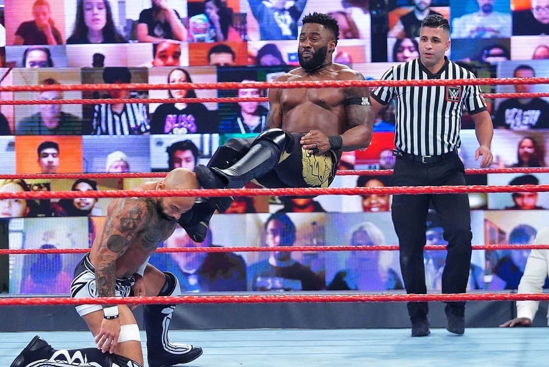 WWEさんのインスタグラム写真 - (WWEInstagram)「@kingricochet pulls a fast one on #TheHurtBusiness, but will they keep up their end of the deal?  #WWERaw」10月13日 11時36分 - wwe
