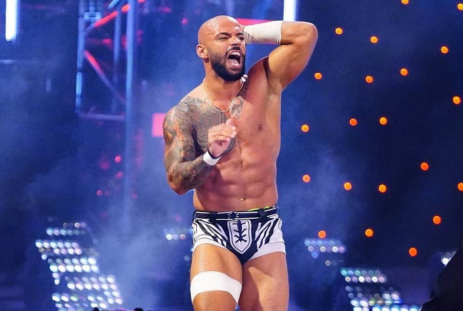 WWEさんのインスタグラム写真 - (WWEInstagram)「@kingricochet pulls a fast one on #TheHurtBusiness, but will they keep up their end of the deal?  #WWERaw」10月13日 11時36分 - wwe