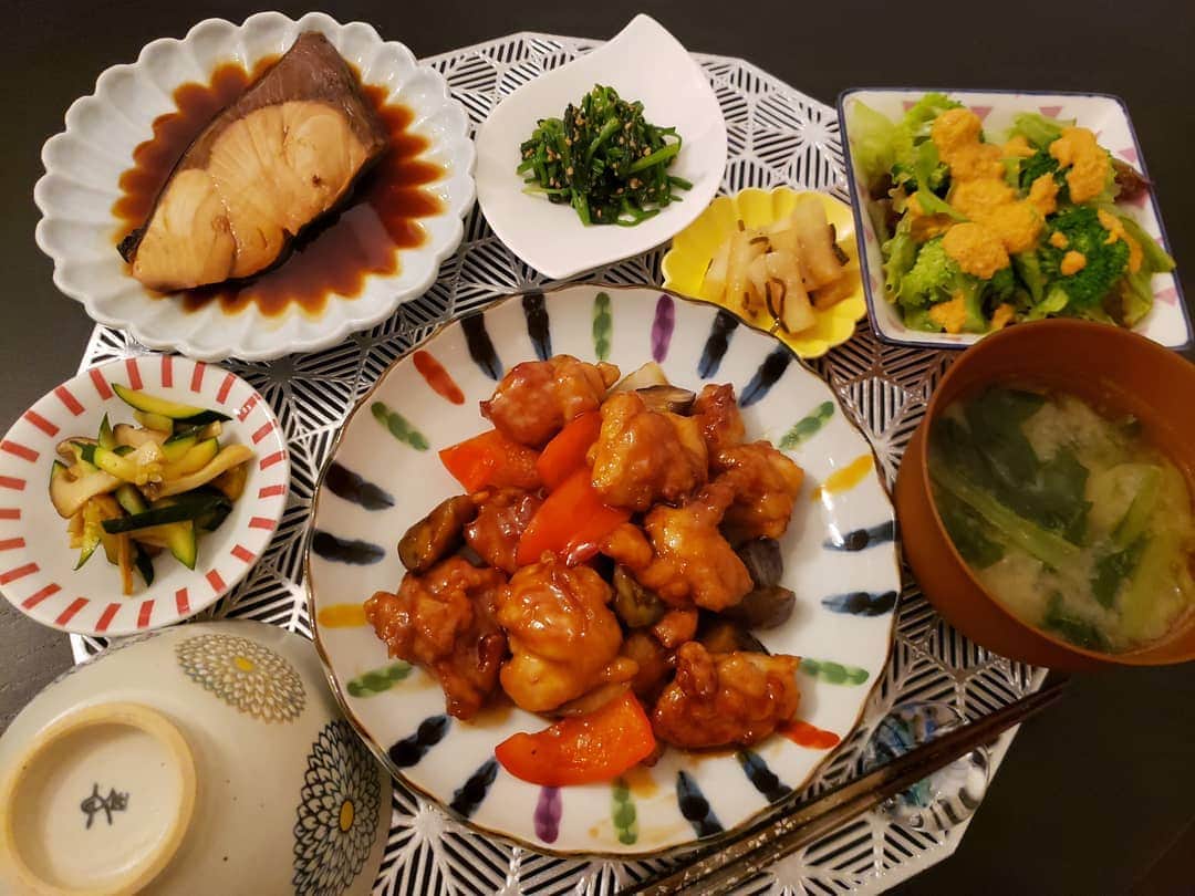 田辺岬のインスタグラム：「おうちごはん🍽️ . 鶏の黒酢あん 煮魚(ぶり) サラダ 大根の塩麹漬け エリンギとズッキーニのカレー炒め ほうれん草のごま和え お味噌汁 . ぶりは照り焼きより煮魚のほうが身がふっくら🐟 作り方によるかもしれないけど🤔 . #おうちごはん#アスリート飯#アスリートフードマイスター#栄養士」