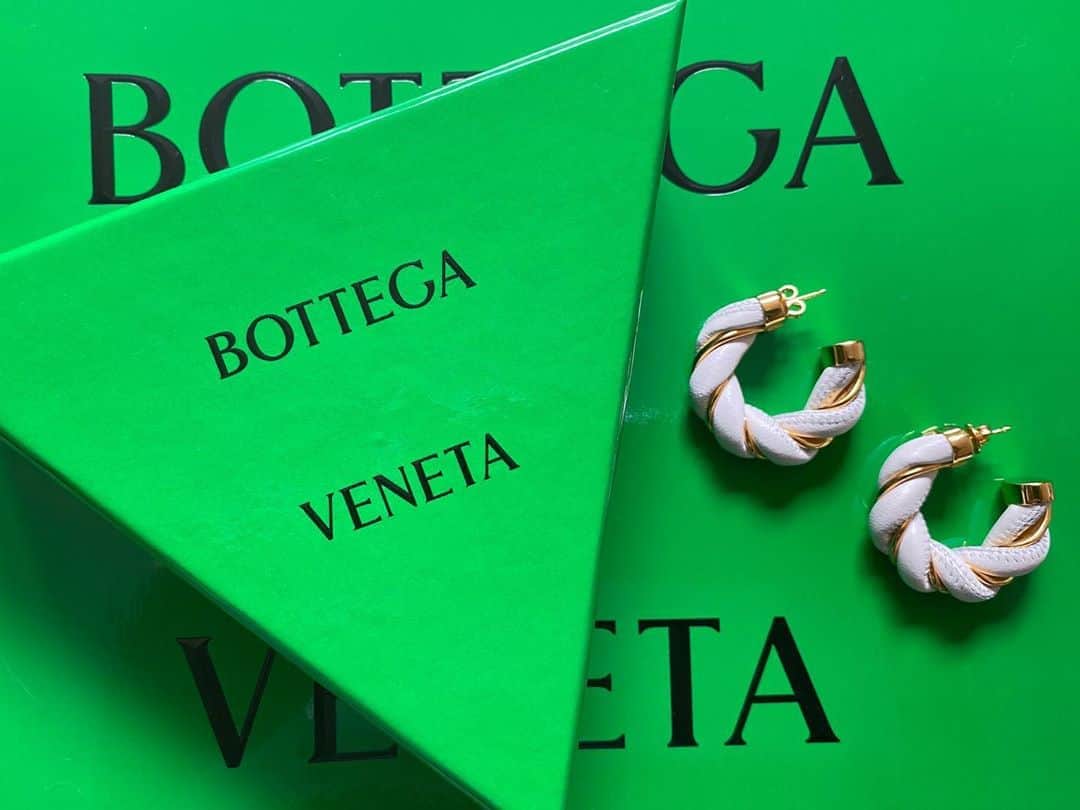 秋本祐希さんのインスタグラム写真 - (秋本祐希Instagram)「new earrings❤︎ 先日 ころんとしたbagが可愛いなぁと shopで見ていた @bottegaveneta  同じくころりんとしたピアスを 大好きなfriendsからお誕生日にいただいた❤︎ 以心伝心☺︎ 大切にするね ありがとう❤︎ #bottegaveneta #earrings #thankyou」10月13日 11時48分 - ayuuki0908