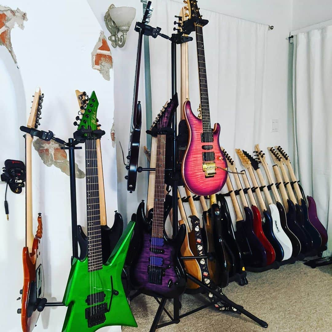 ハーマン・リさんのインスタグラム写真 - (ハーマン・リInstagram)「This Xmas tree style @herculesstands guitar stand is awesome! I need a few more of these! Which do you prefer? Racks or trees? 😂」10月13日 11時58分 - hermanli